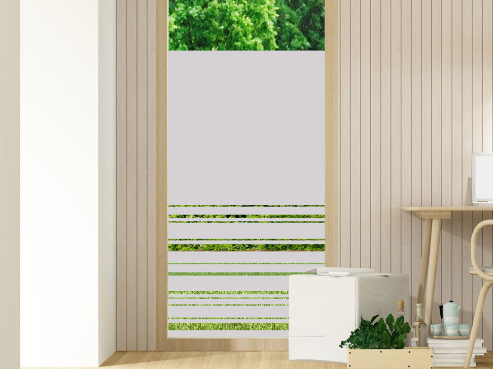 Helle, moderne Fensterfolie mit horizontalen Streifen.