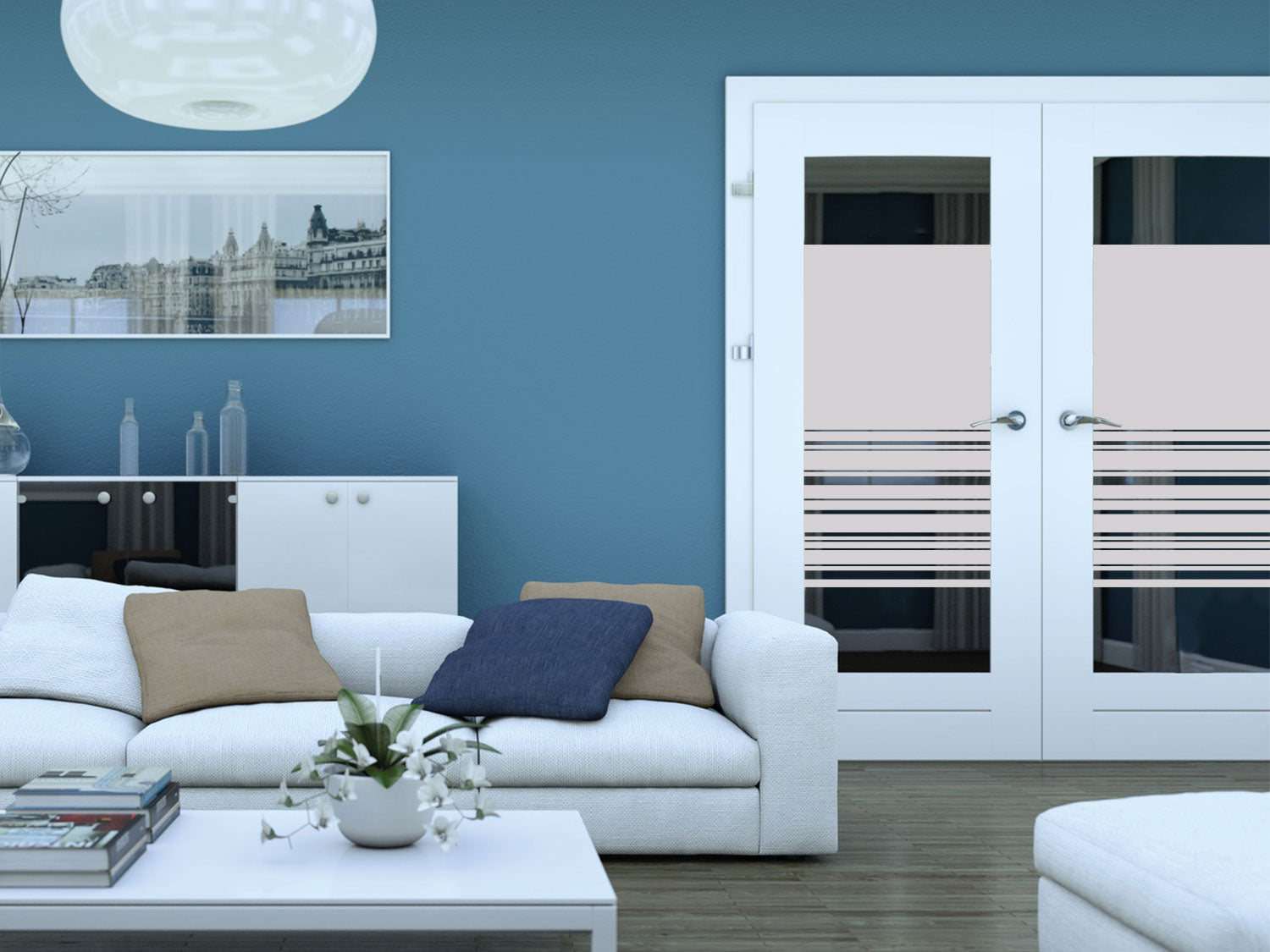 Helle Wohnzimmertür mit Streifen, blaue Wand, moderne Möbel.