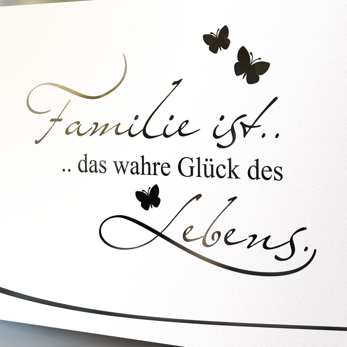 Wandtattoo mit Schriftzug in Schwarz und Schmetterlingen.