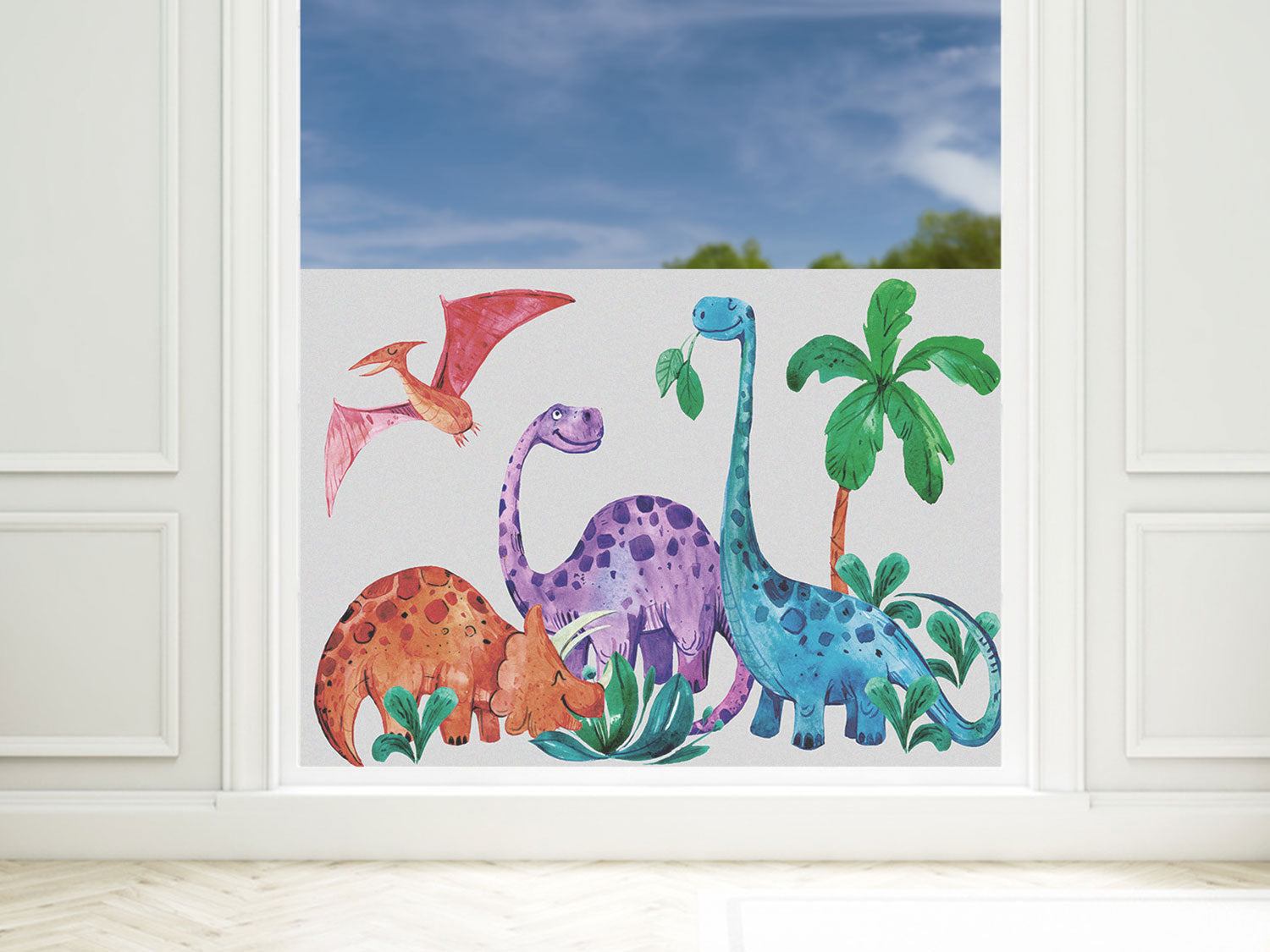 Bunte Dinosaurier mit Pflanzenmotiven in einem Raum.