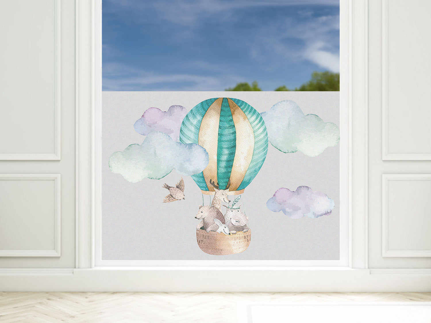 Bunte Heißluftballon mit Tieren und Wolken.