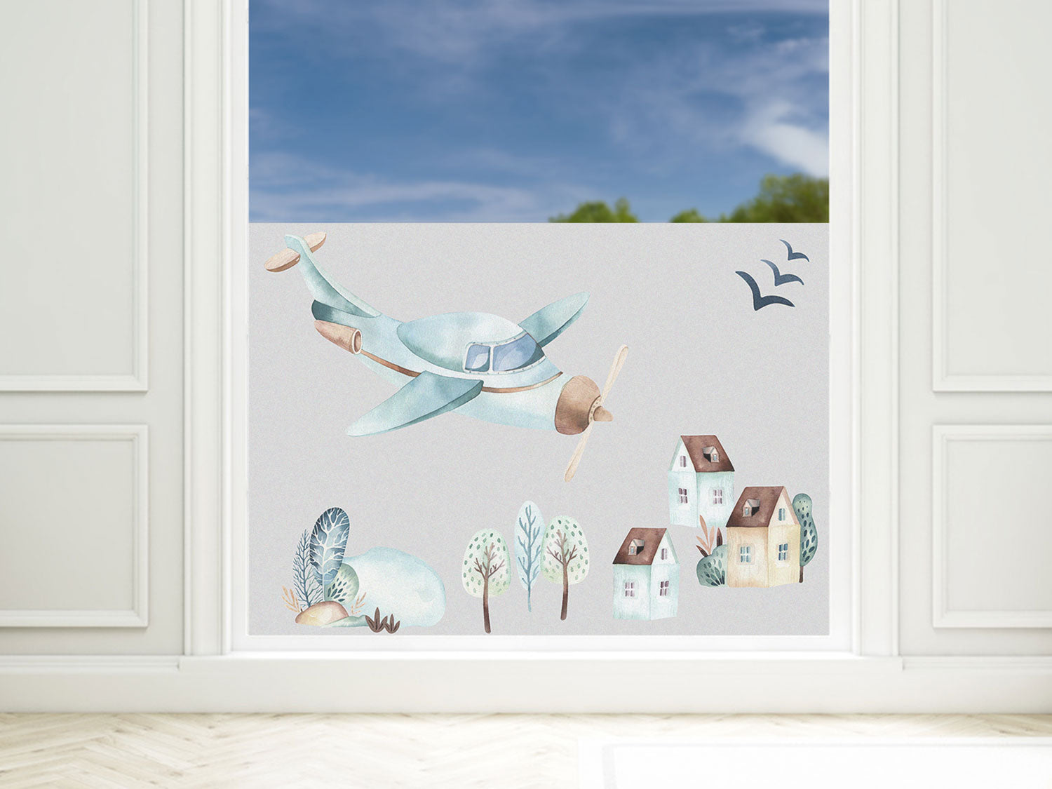 Aquarellflugzeug über Häusern und Bäumen in sanften Farben.