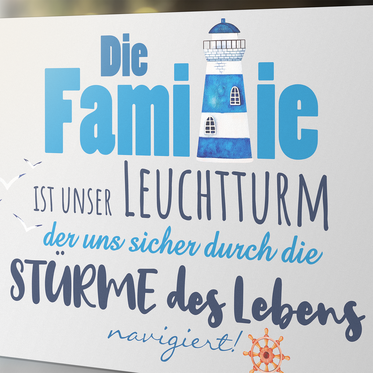 Leuchtturm in Blau und Weiß, Familienmotto, maritime Elemente.