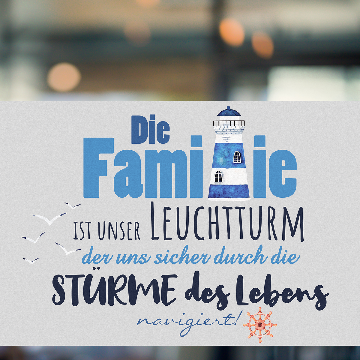 Leuchtturm in Blau mit Familienbotschaft und nautischen Elementen.