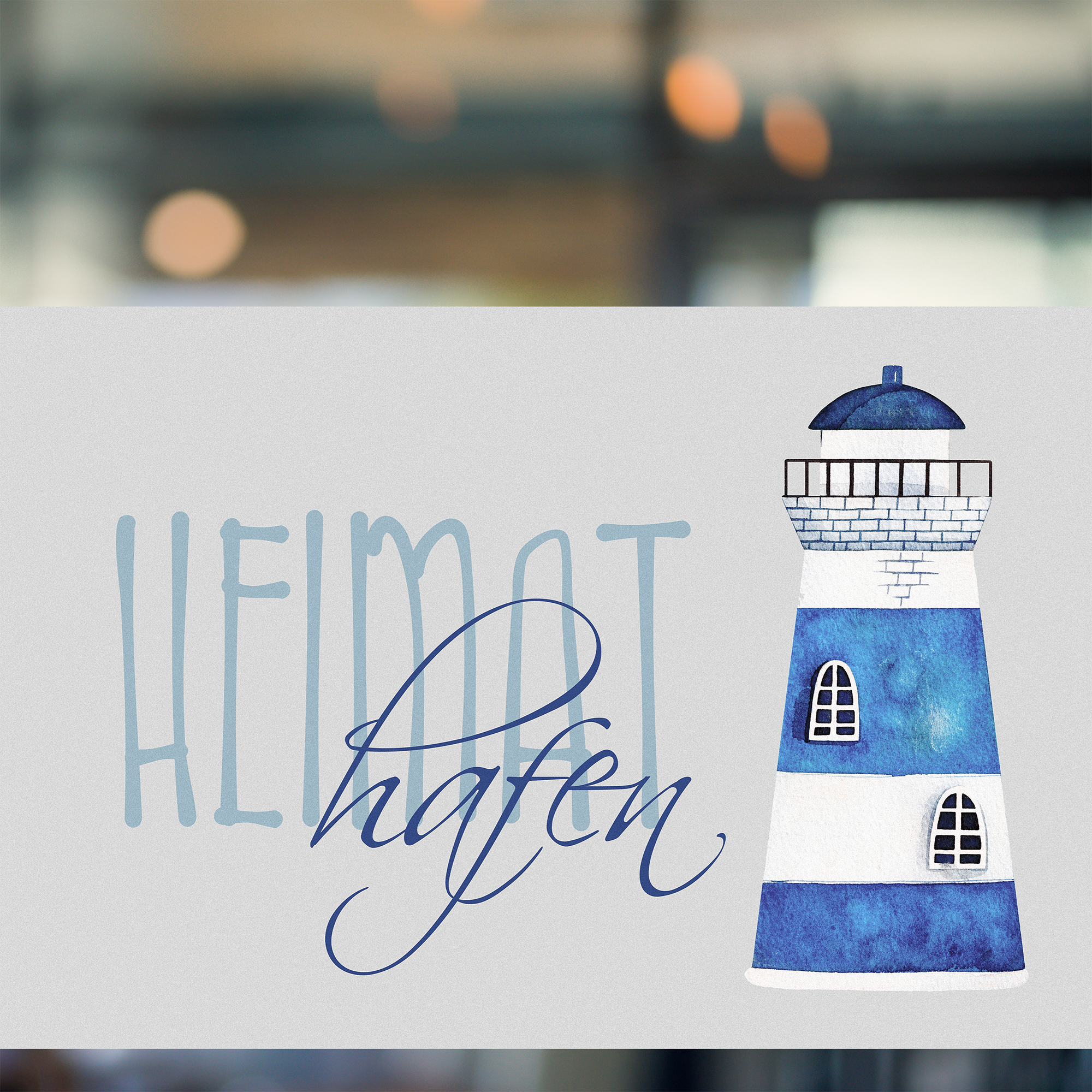 Leuchtturm in Blau und Weiß mit Schriftzug "Heimat Hafen".