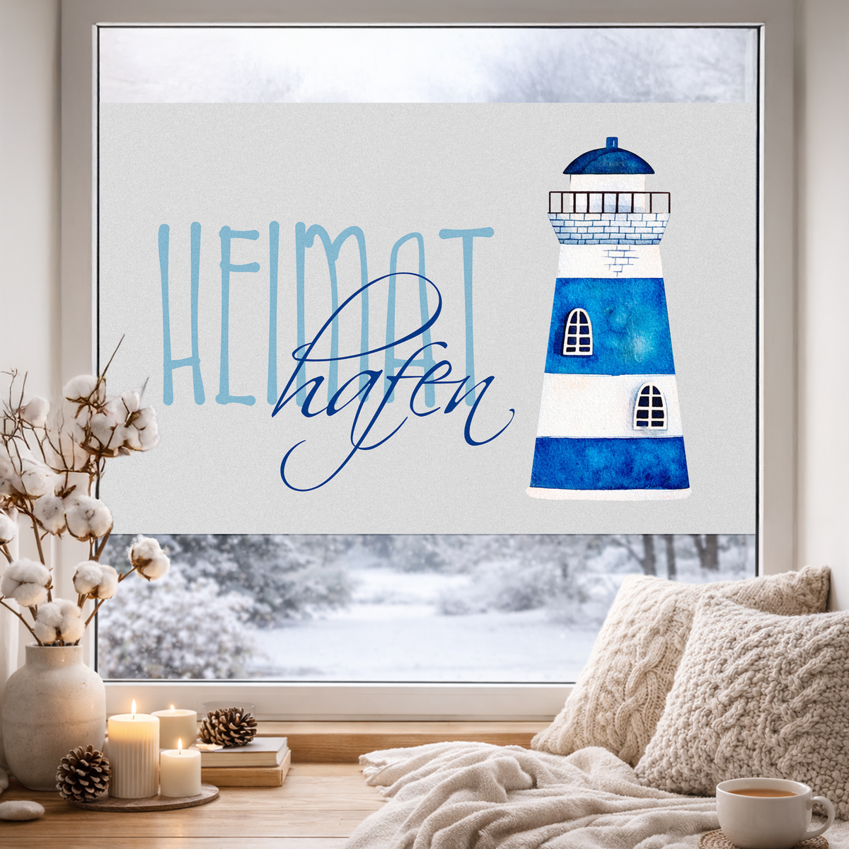 Blau-weißer Leuchtturm mit Schriftzug "Heimat Hafen".