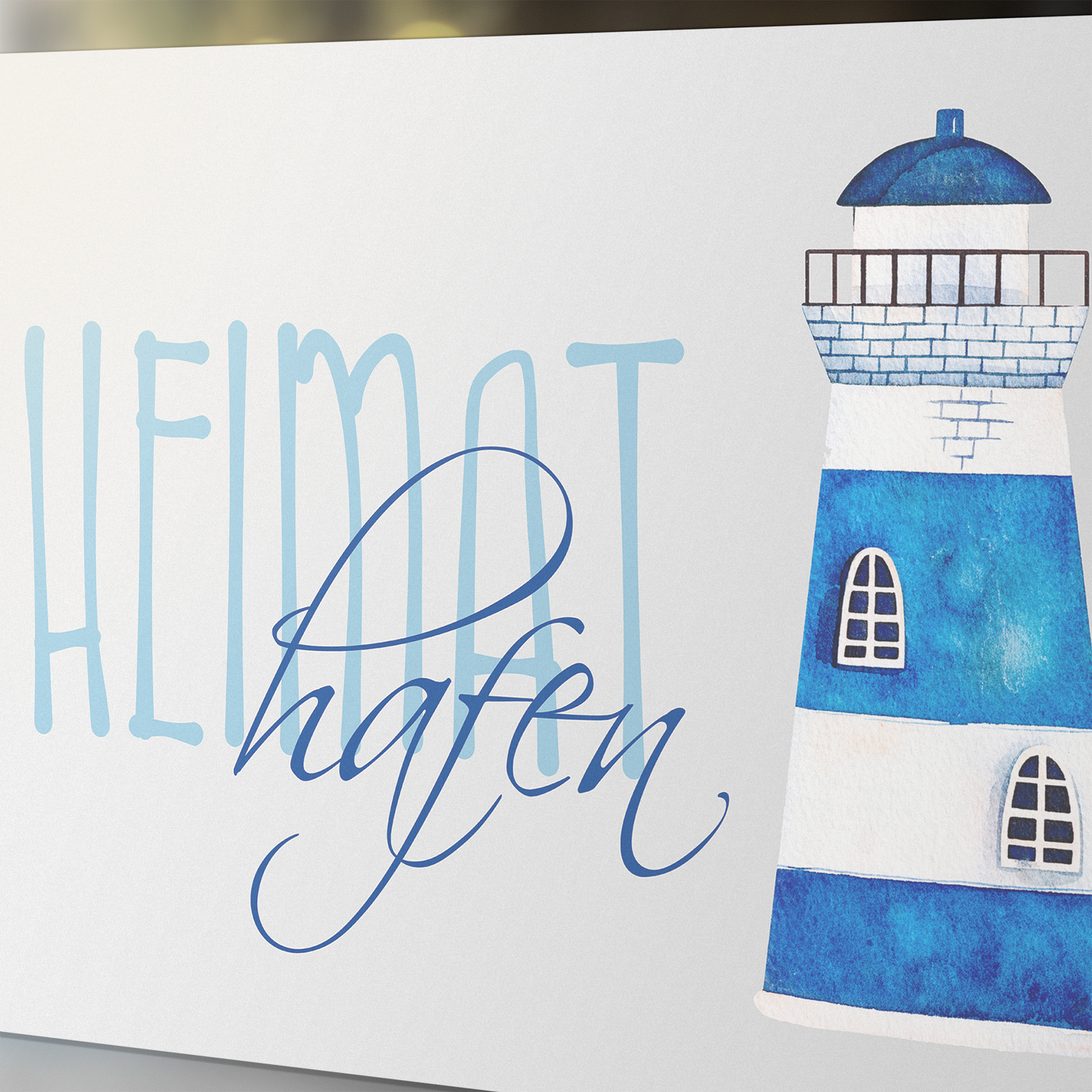 Blau-weißer Leuchtturm mit Schriftzug "Heimathafen".
