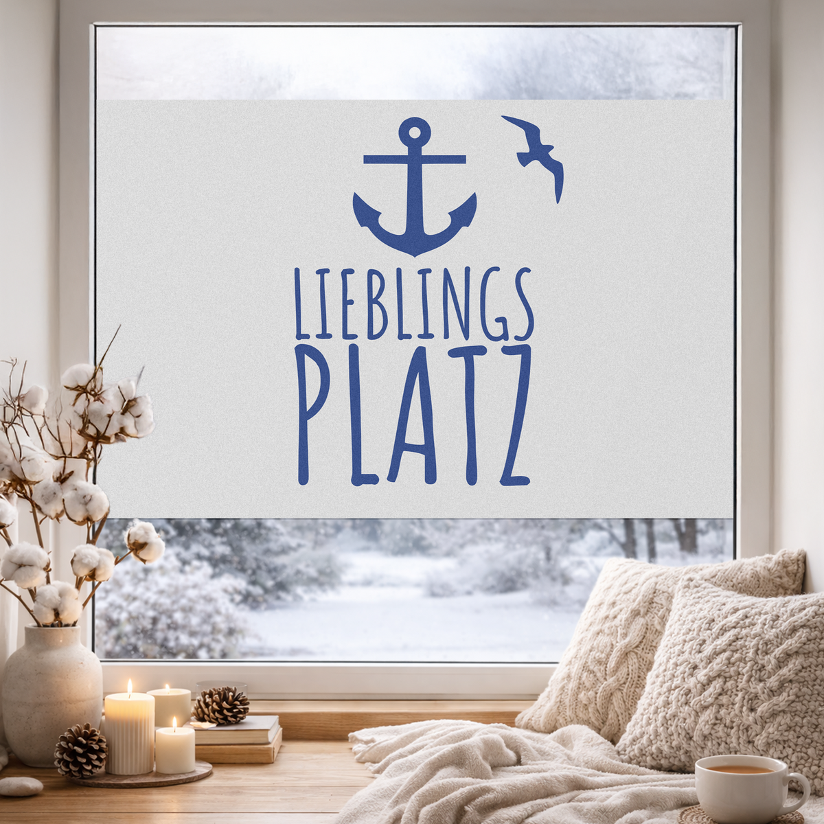 Fensterdekoration mit Anker und Schriftzug "Lieblings Platz" in Blau.
