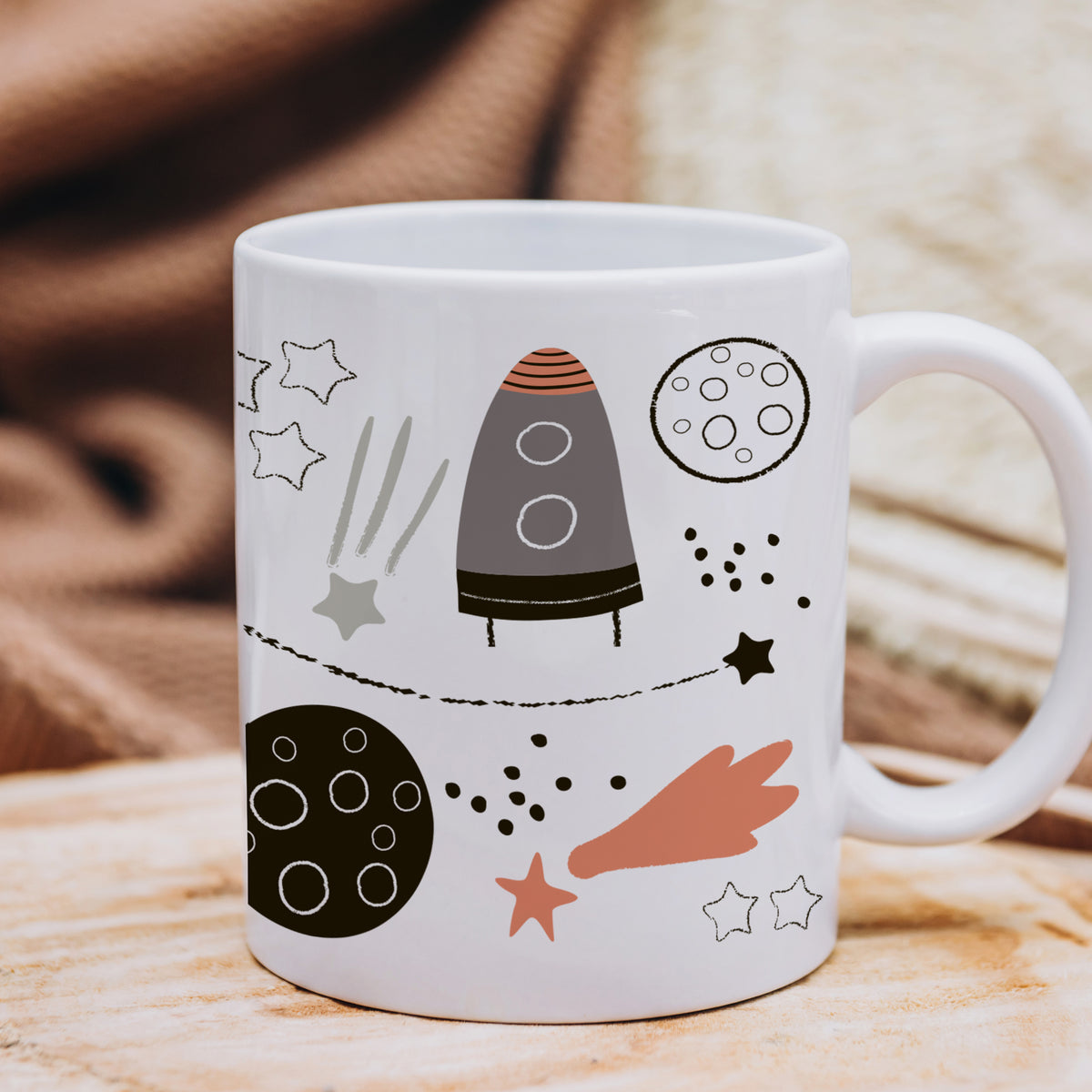 Tasse mit Rakete, Planeten und Sternen in Pastellfarben.