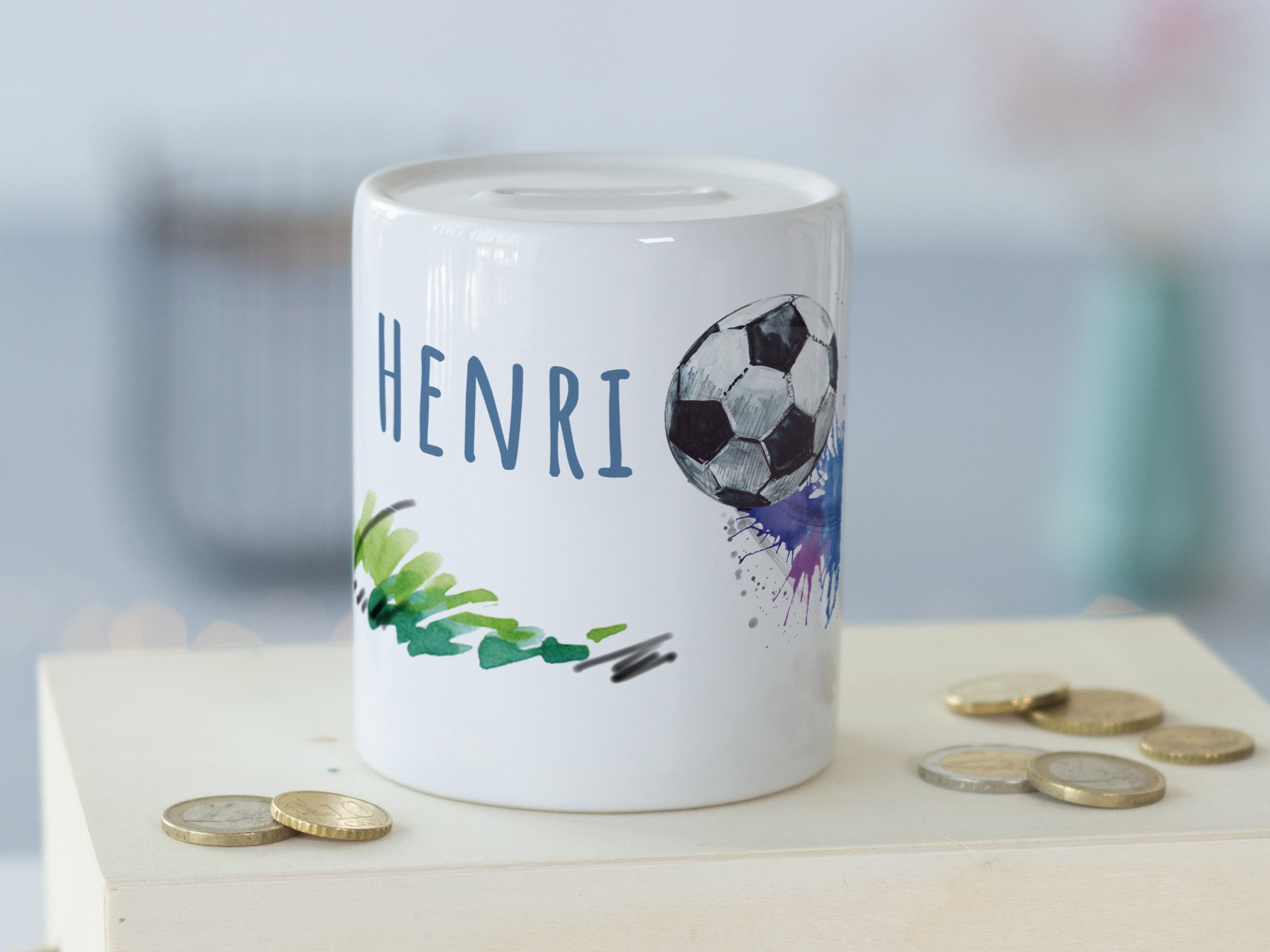 Spardose in Weiß mit Fußballmotiv und Name "Henri".