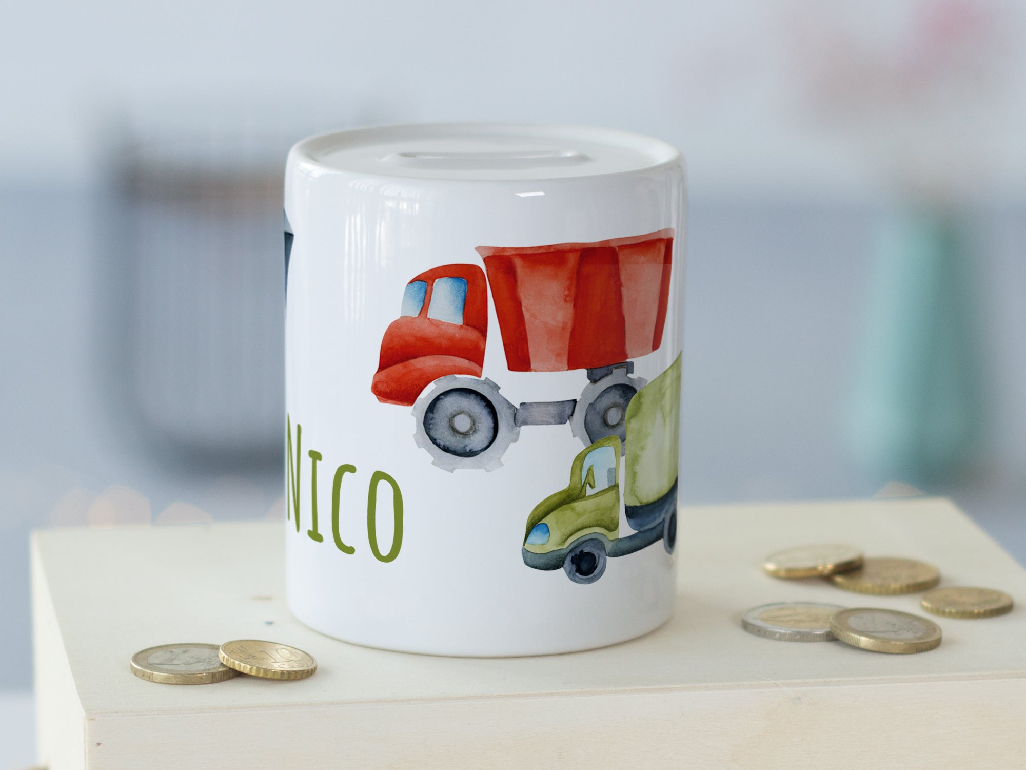 Spardose mit bunten Lkw-Motiven und Namen "Nico".