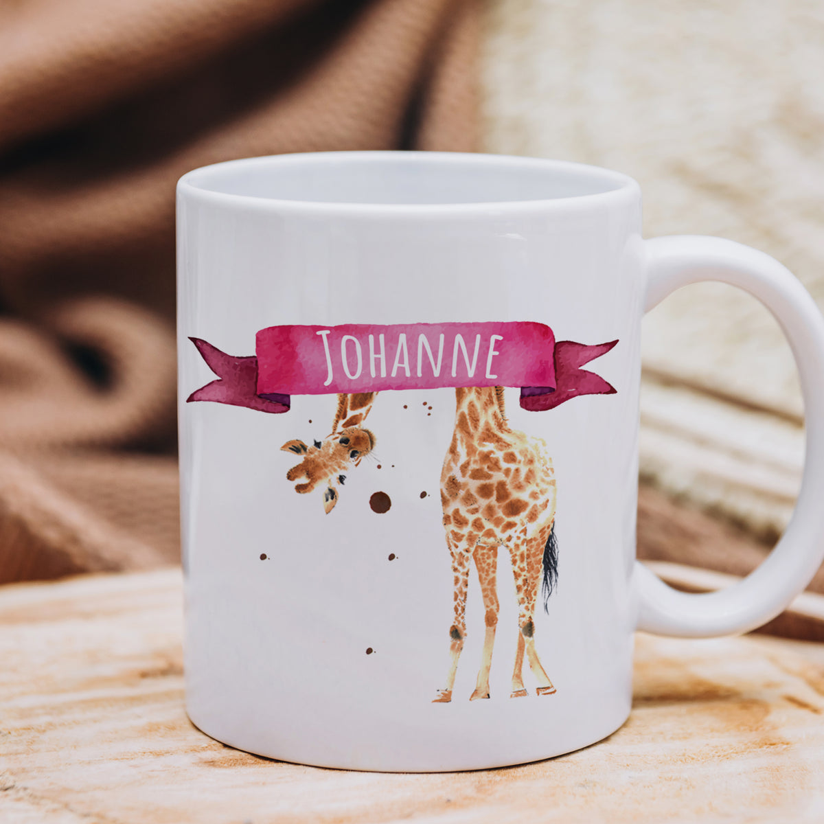 Weißer Becher mit Giraffe und personalisiertem Namen "Johanne".
