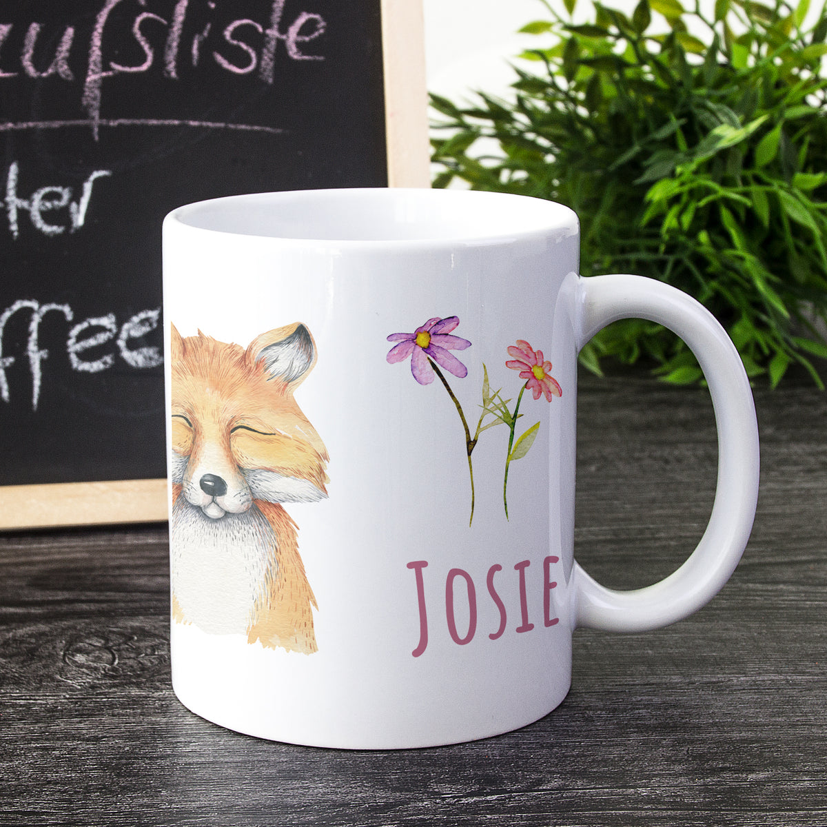 Weißer Kaffeebecher mit Fuchs und Blumen, personalisiert mit "Josie".