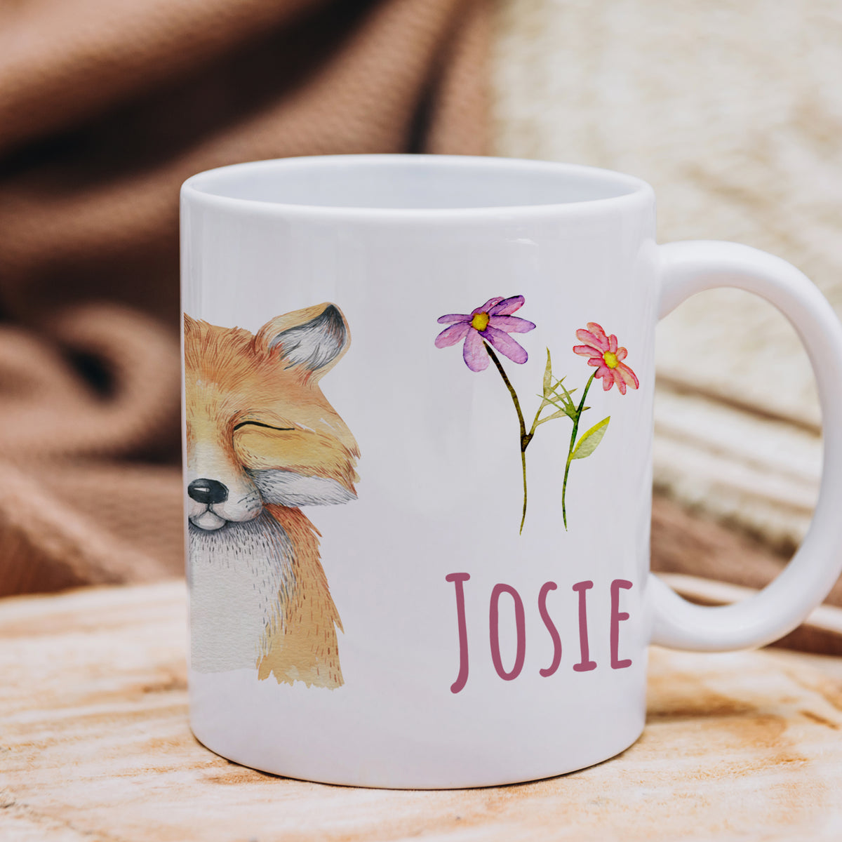 Weißer Becher mit Fuchs und Blumen, personalisiert mit "JOSIE".