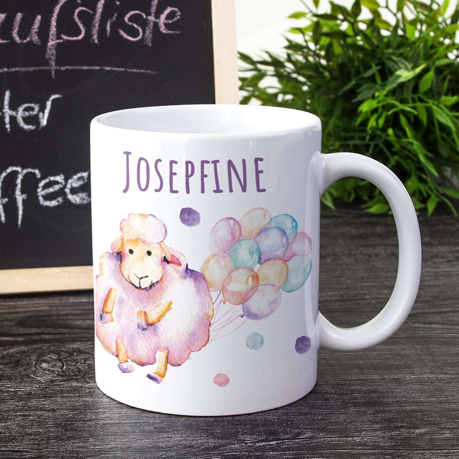 Tasse mit Schaf-Illustration und bunten Ballons, weiß.