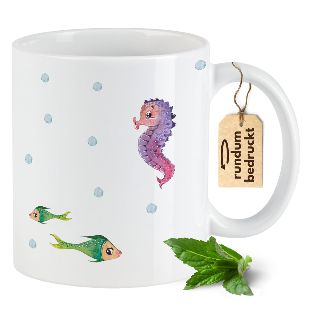 Weiße Tasse mit Seepferdchen und bunten Fischen.