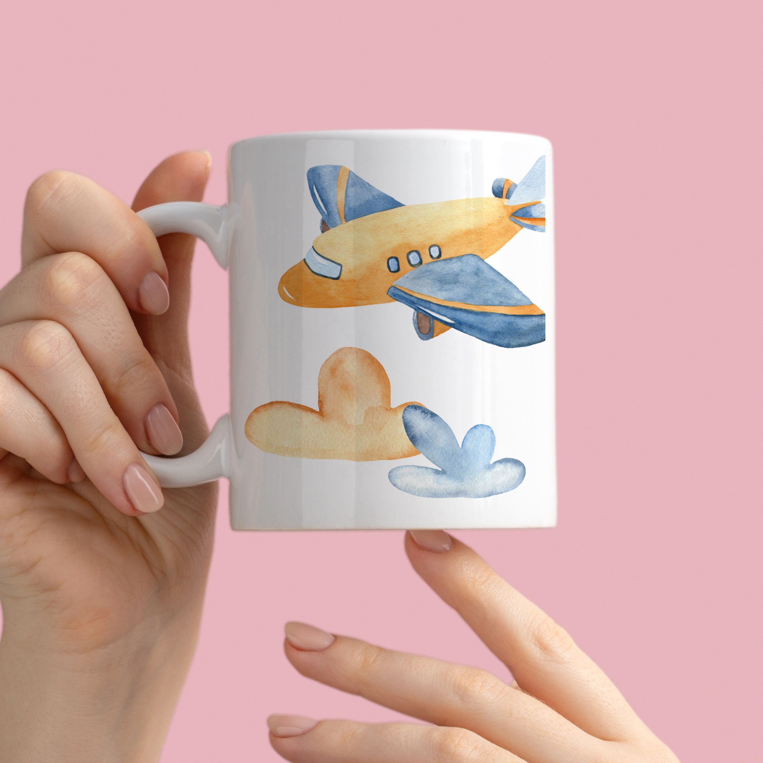 Tasse mit Flugzeug-Design in Gelb und Blau.