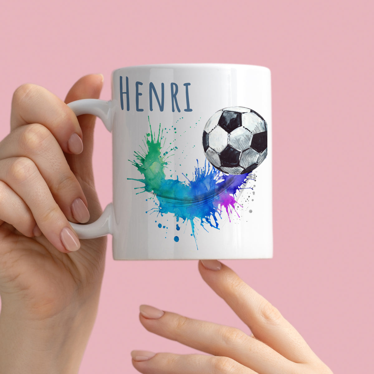 Tasse mit Fußballmotiv und buntem Spritzdesign, personalisiert mit "Henri".