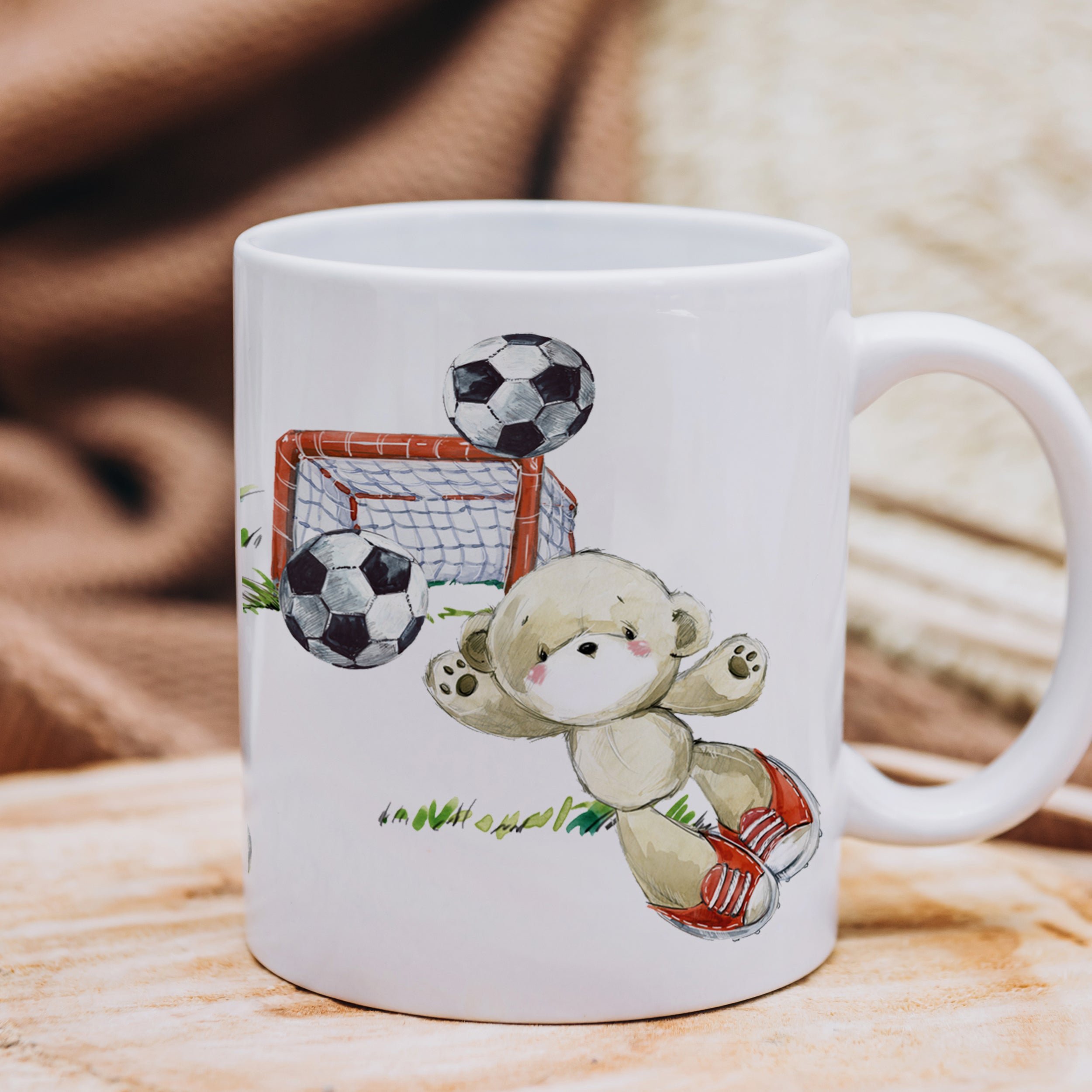 Tasse mit Fußballmotiv und niedlichem Teddybären.