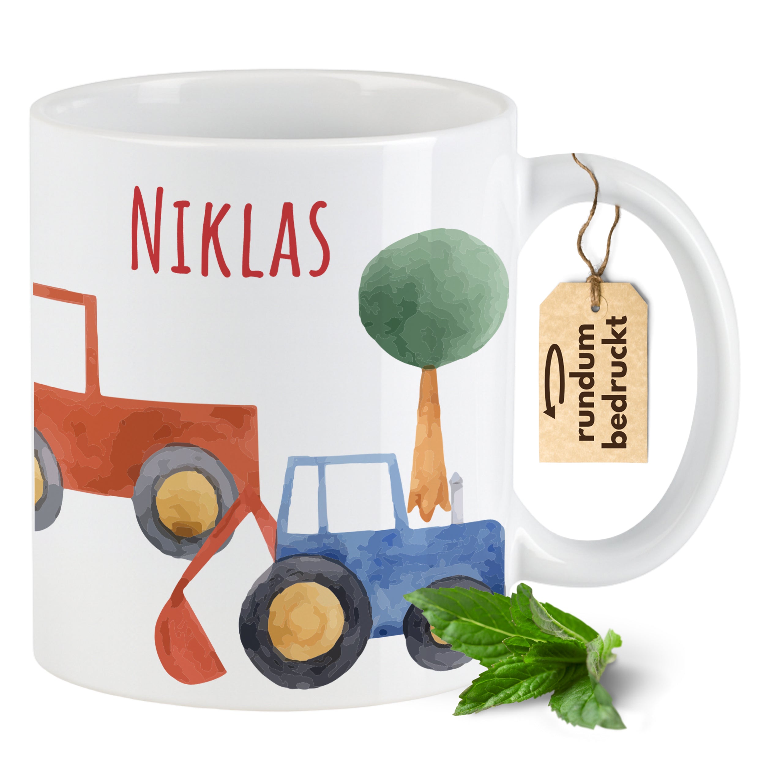 Personalisierte Tasse mit Traktoren und grünem Baum.