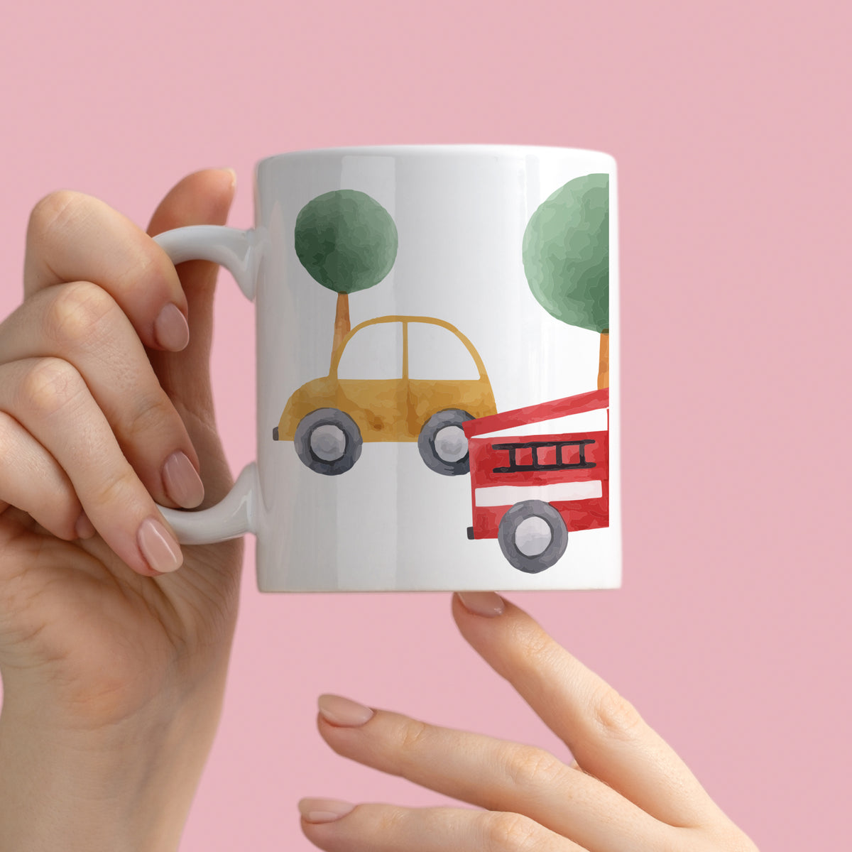 Tasse mit gelbem Auto und rotem Feuerwehrwagen.