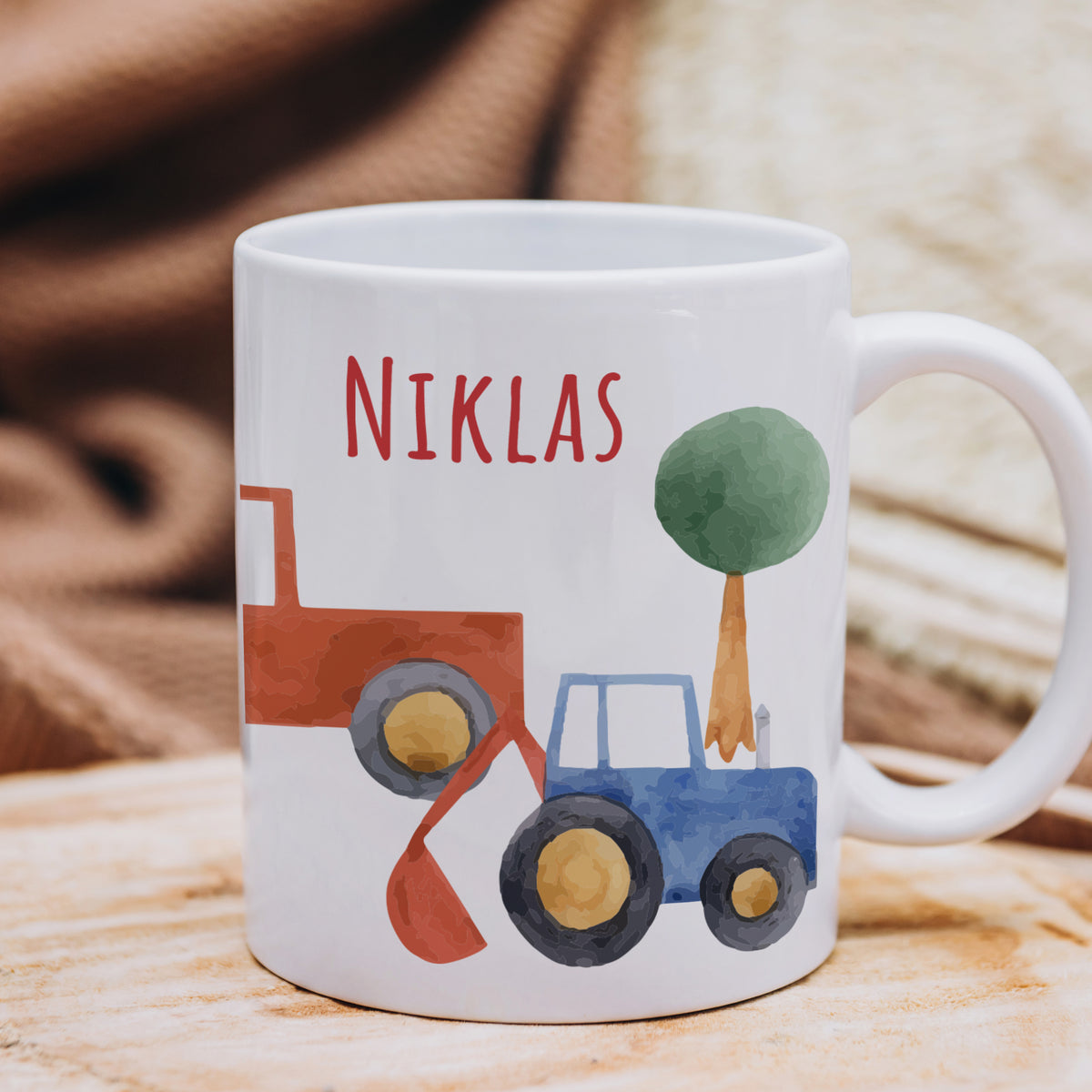 Personalisierte Tasse mit Traktoren in Blau und Rot.