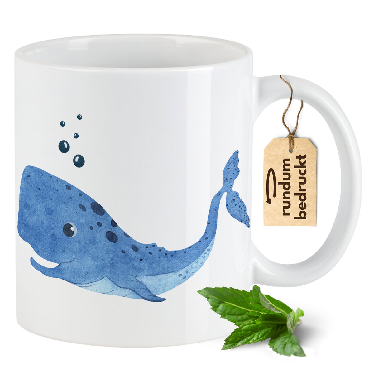 Weißer Becher mit blauer Walfisch-Illustration.