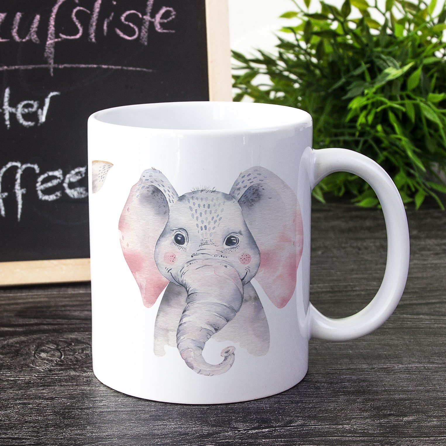 Weißer Becher mit niedlichem Elefantenmotiv.