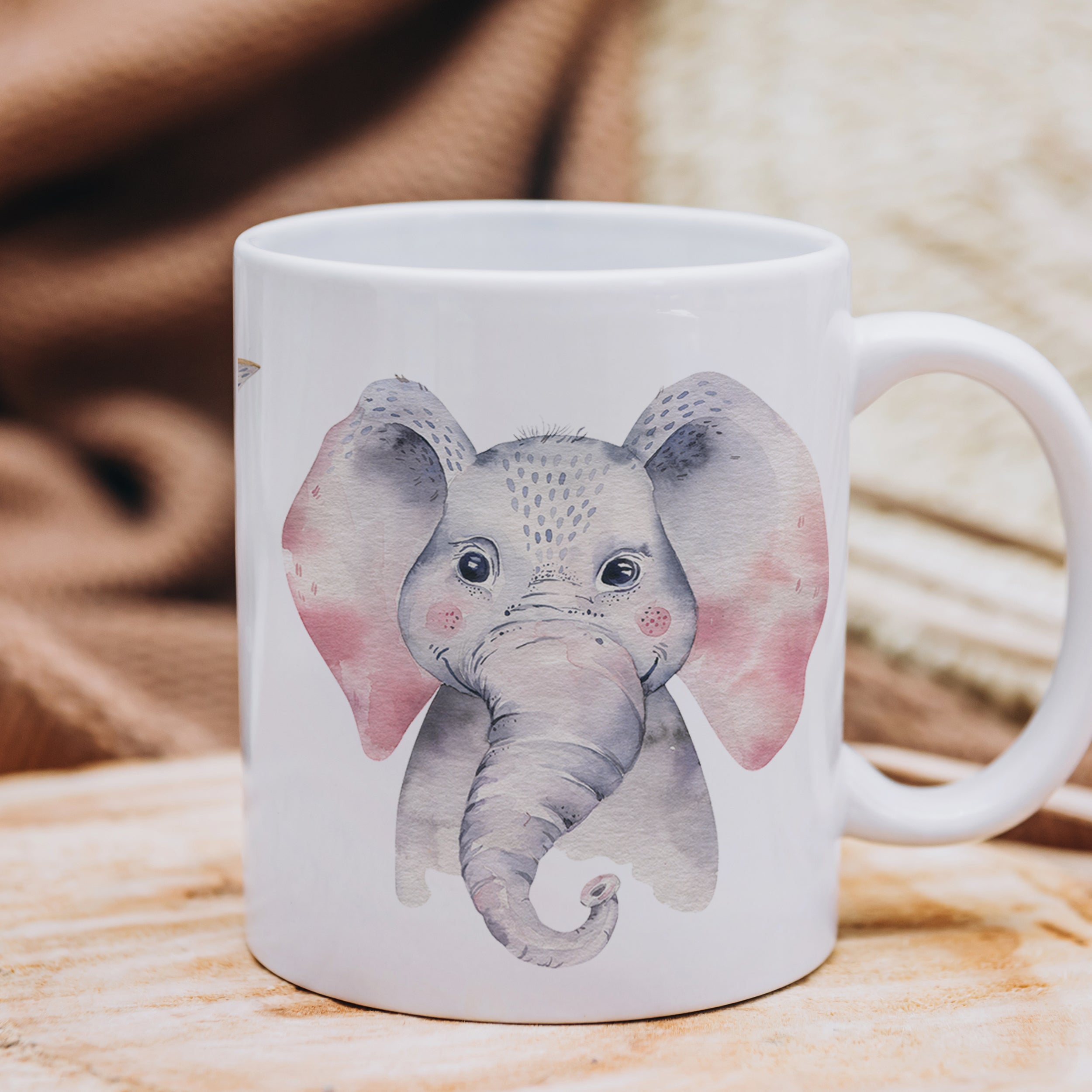 Weißer Becher mit niedlichem Elefantenmotiv in Pastellfarben.
