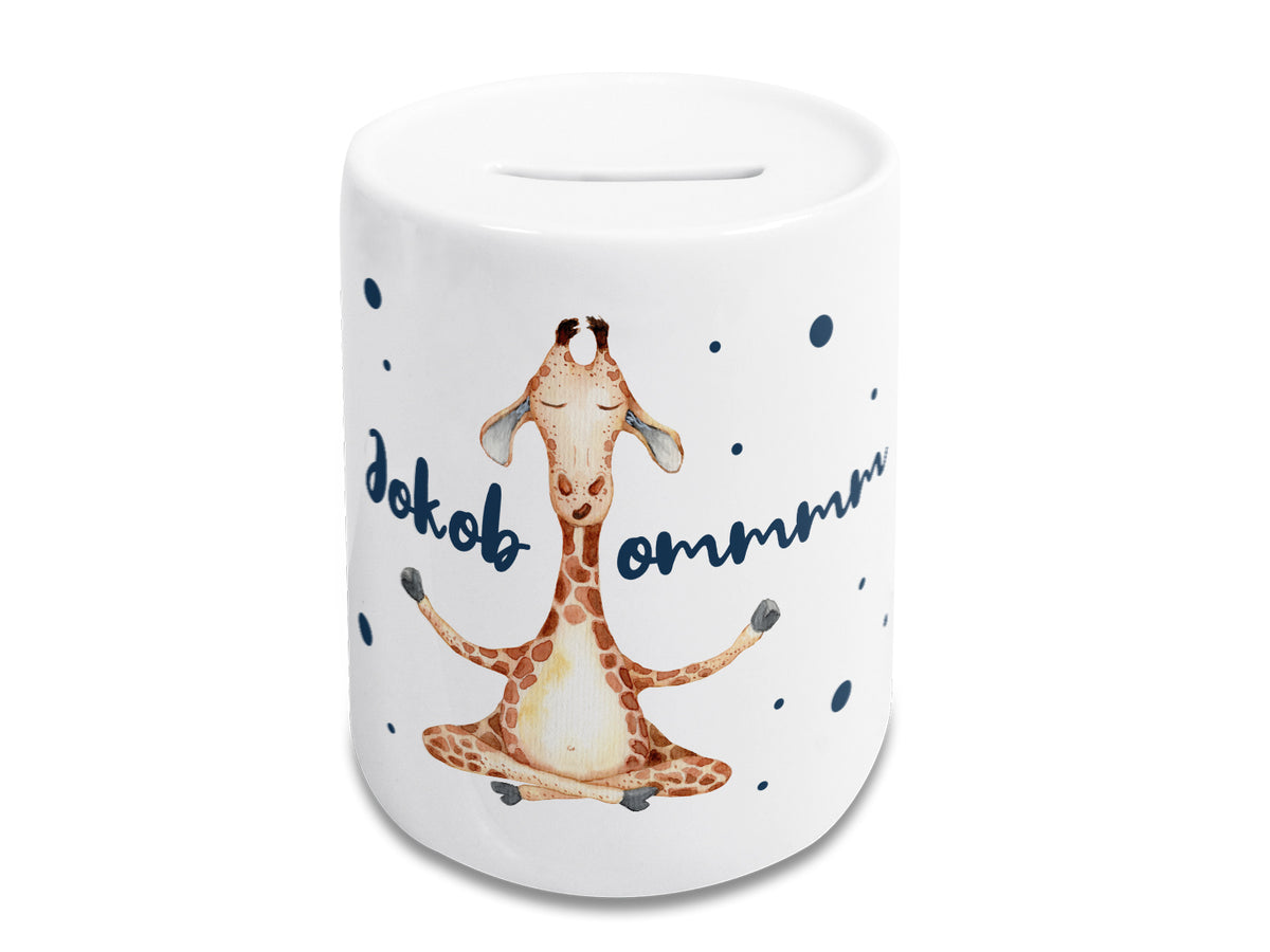 Sparschwein mit meditierender Giraffe und blauen Punkten.