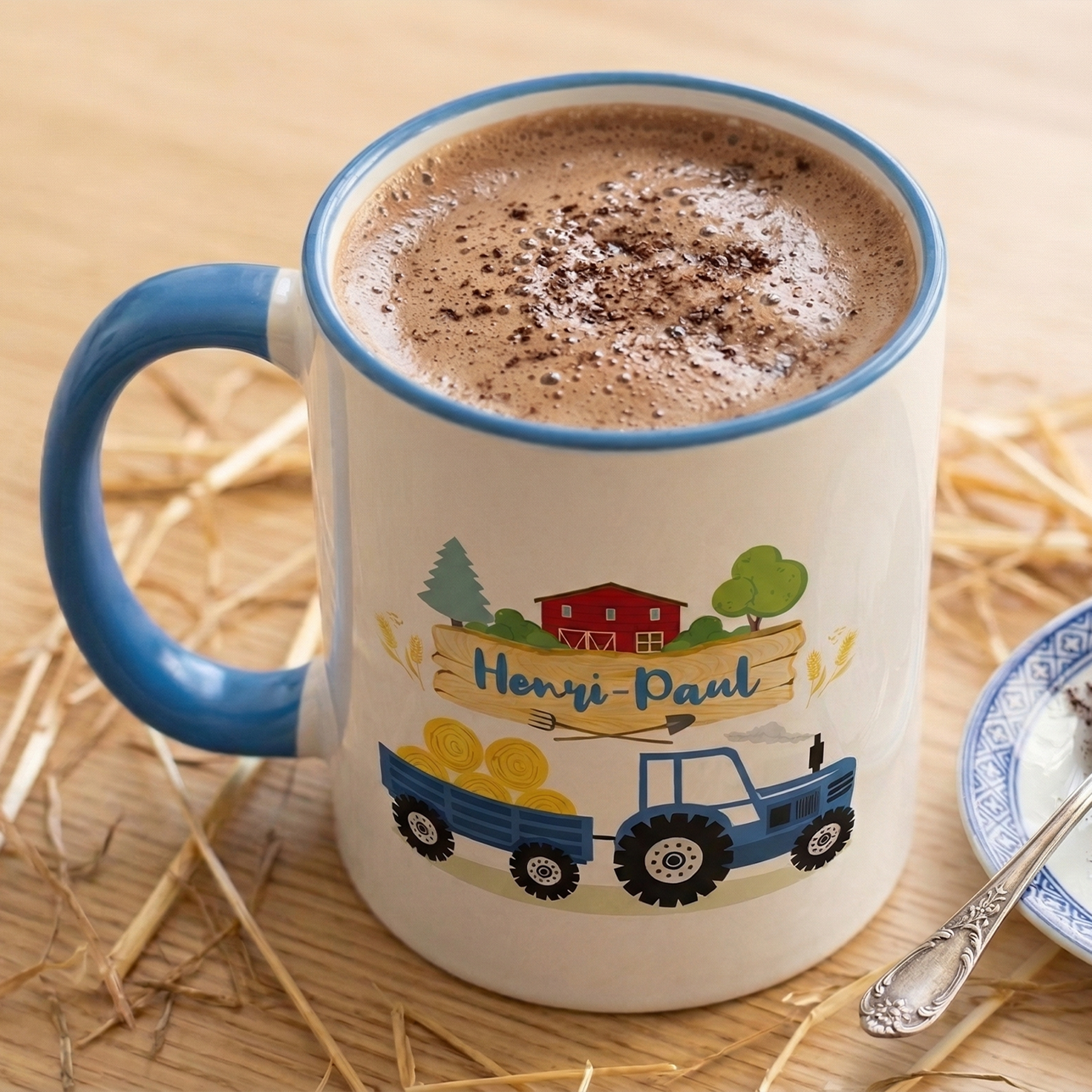 Bunte Tasse mit Traktor-Motiv und blauem Henkel.