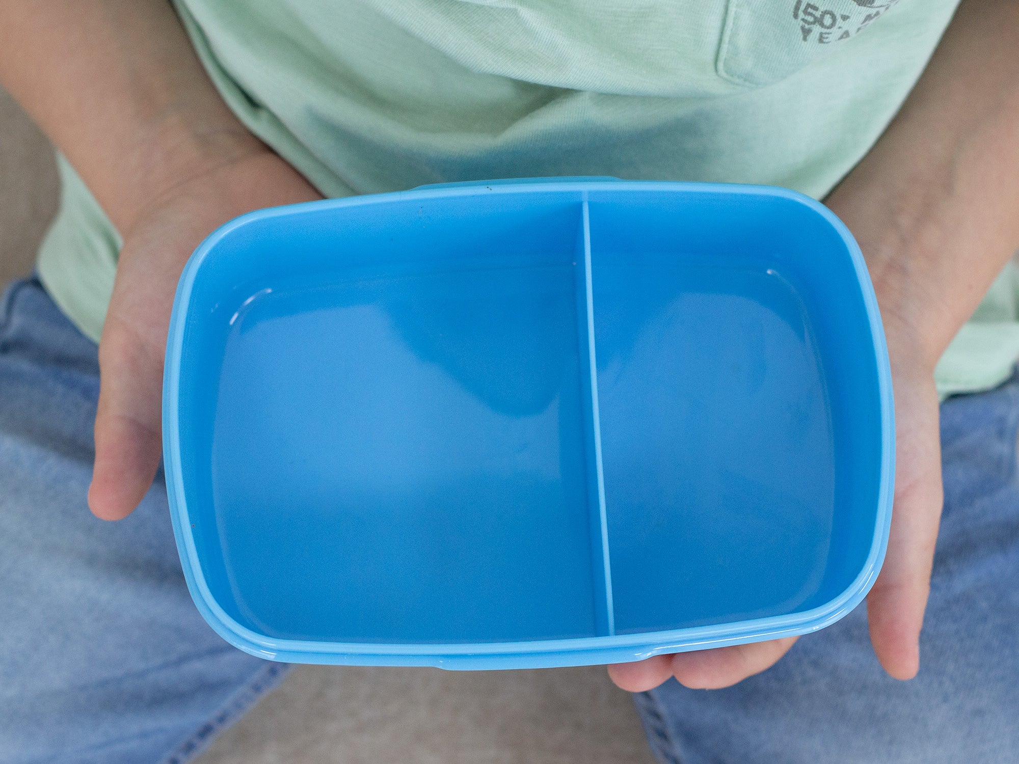 Blauer Lunchbox mit zwei Fächern.