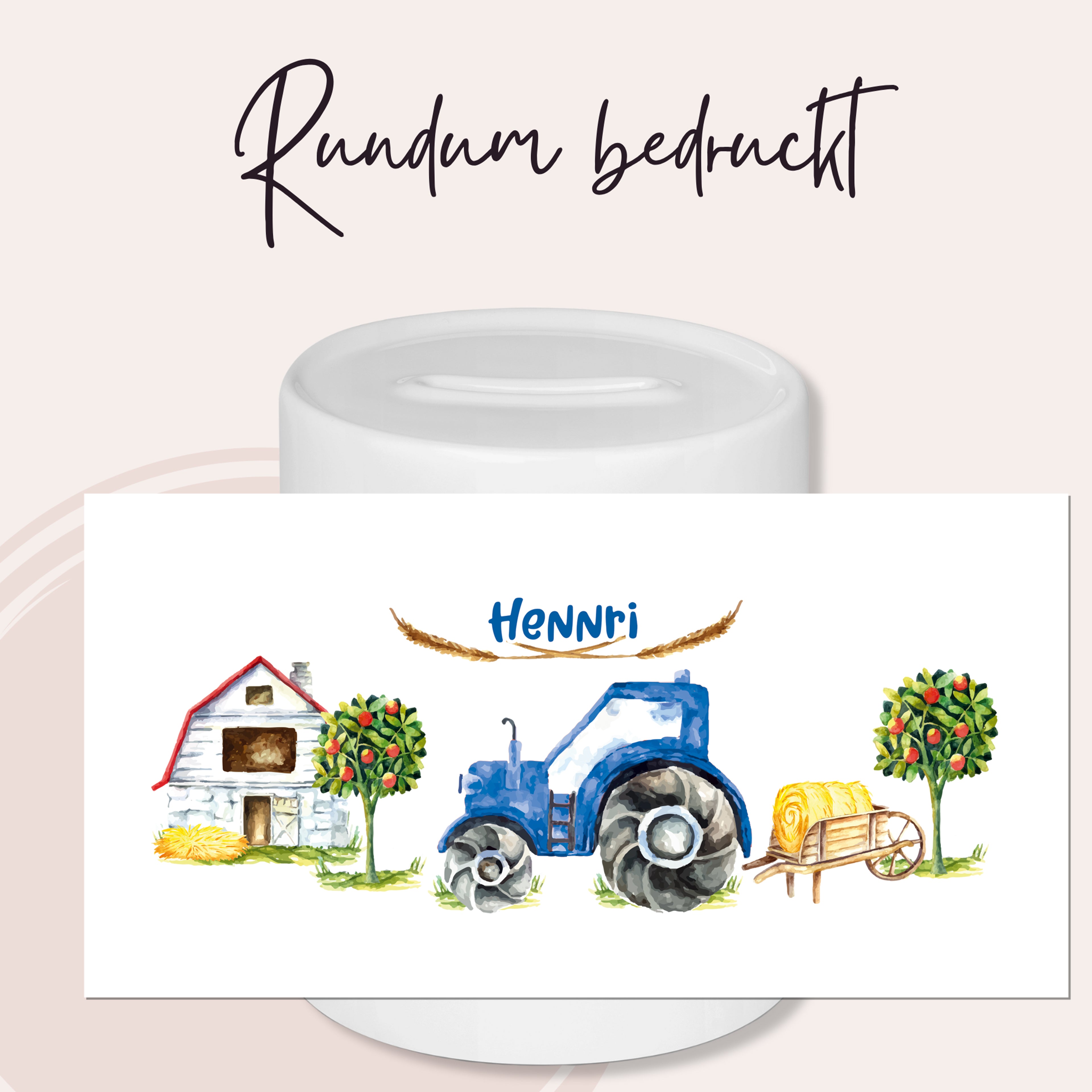 Keramiktasse mit blauem Traktor, Haus und Apfelbäumen.