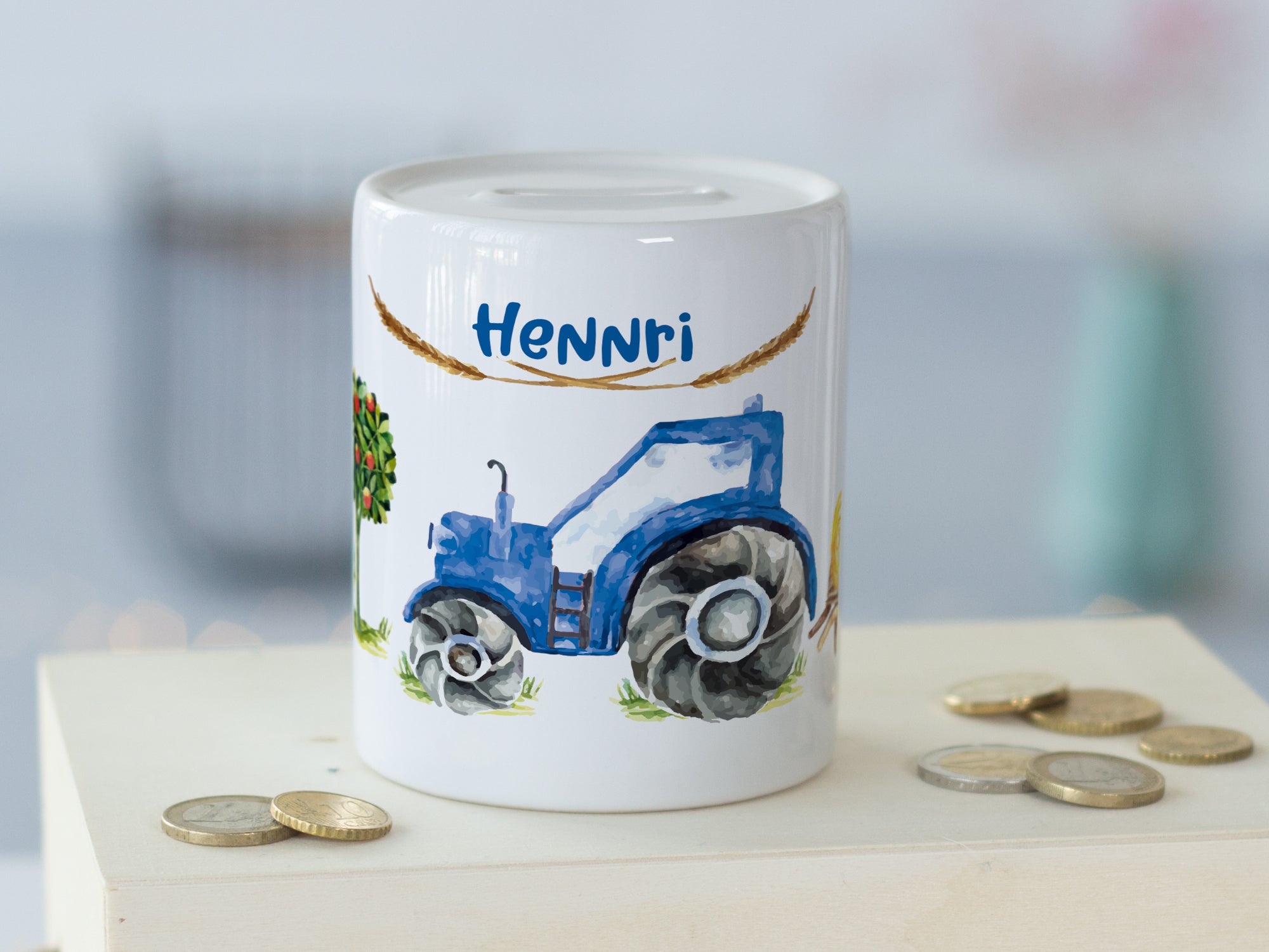 Sparschwein mit blauem Traktor und dem Namen "Henri".