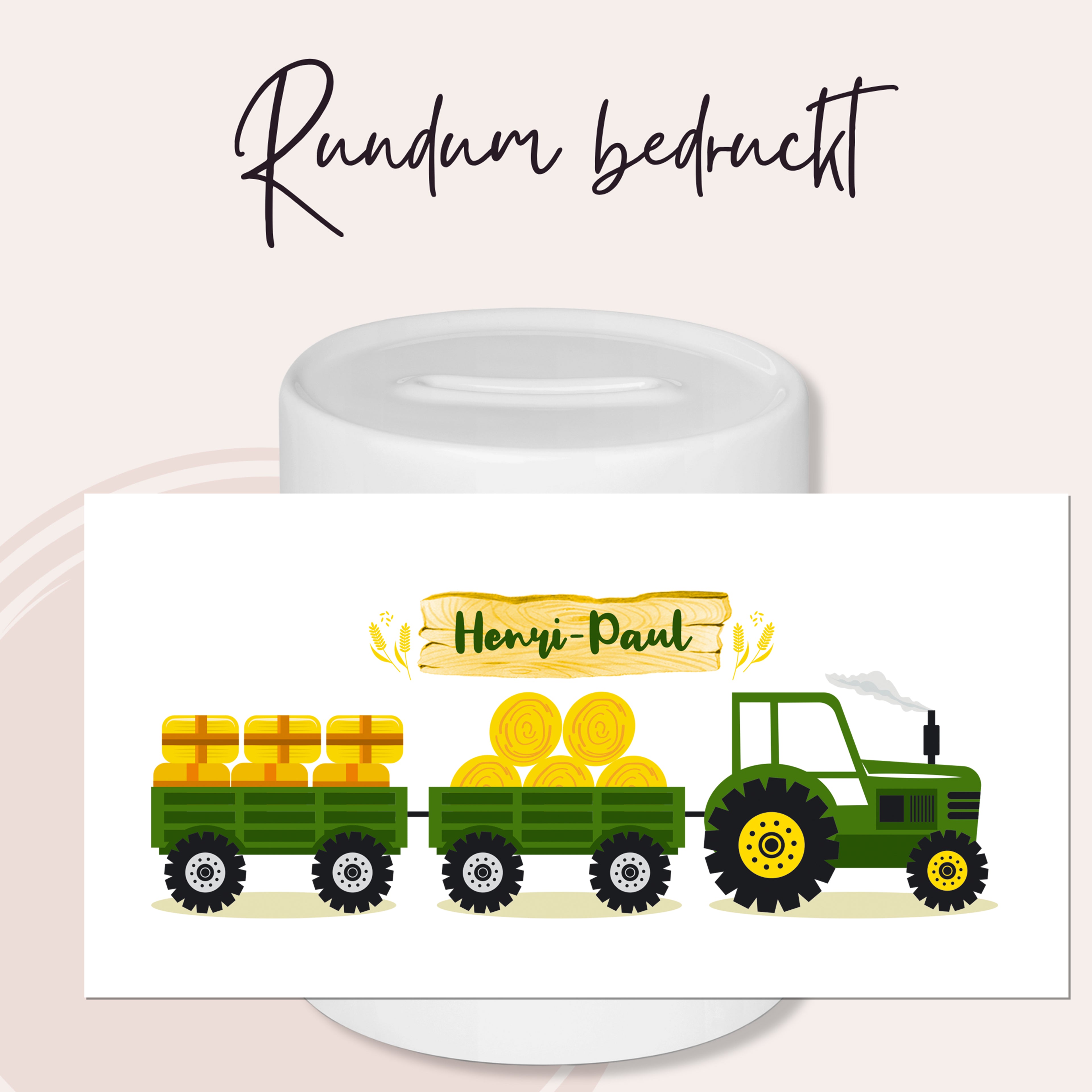 Grüner Traktor mit Heuballen auf einem weißen Hintergrund.
