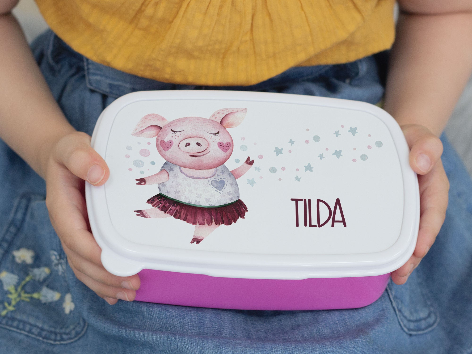 Bunte Brotdose mit Schweinchen-Motiv und dem Namen TILDA.