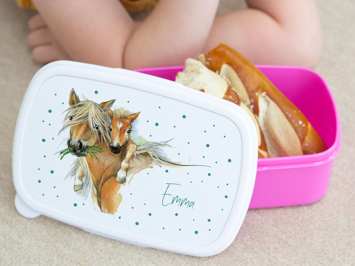 Lunchbox in Pink mit Pferdemotiv und personalisiertem Namen.