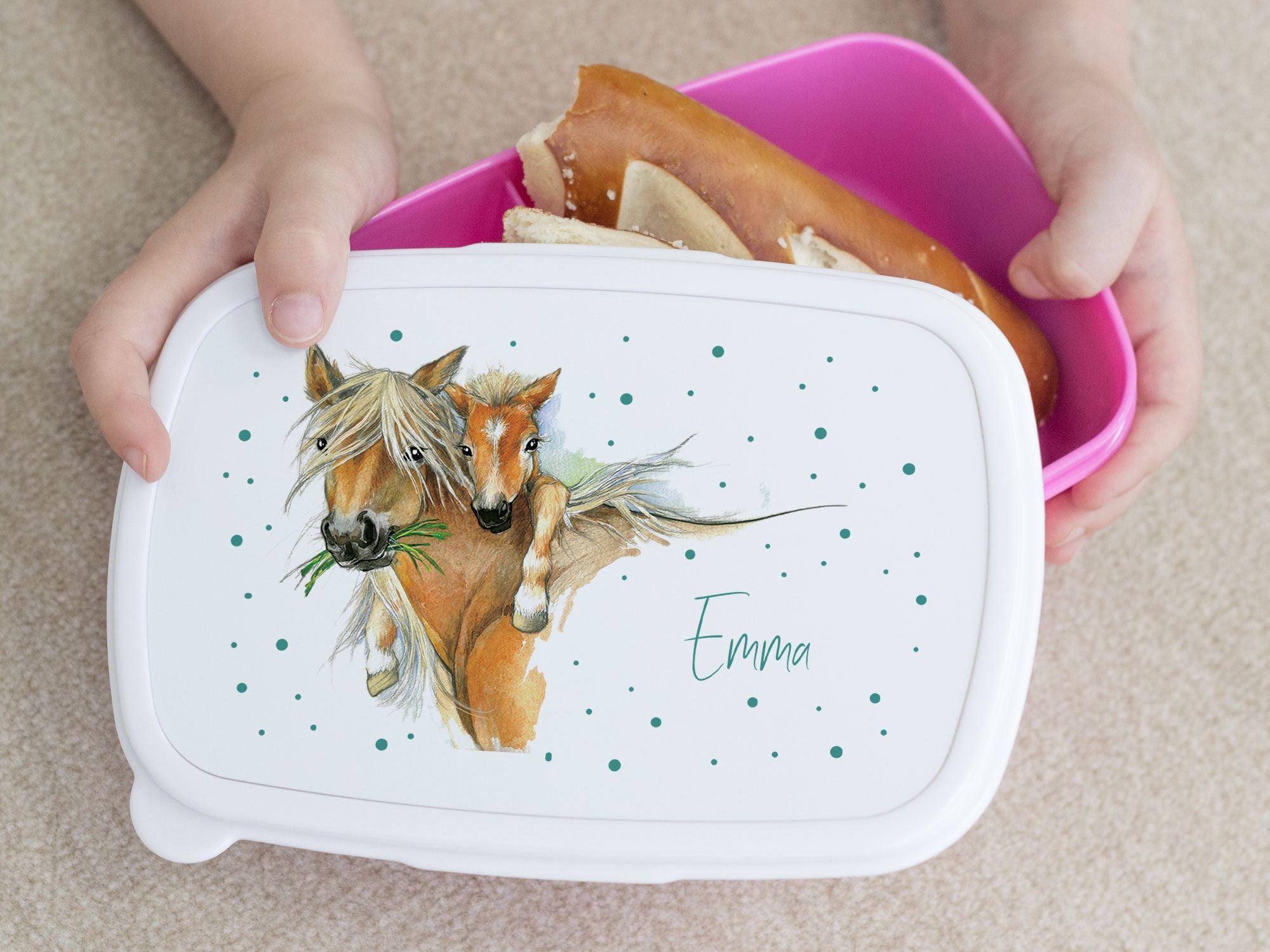 Lunchbox mit Pferdemotiven und grünem Punktmuster.