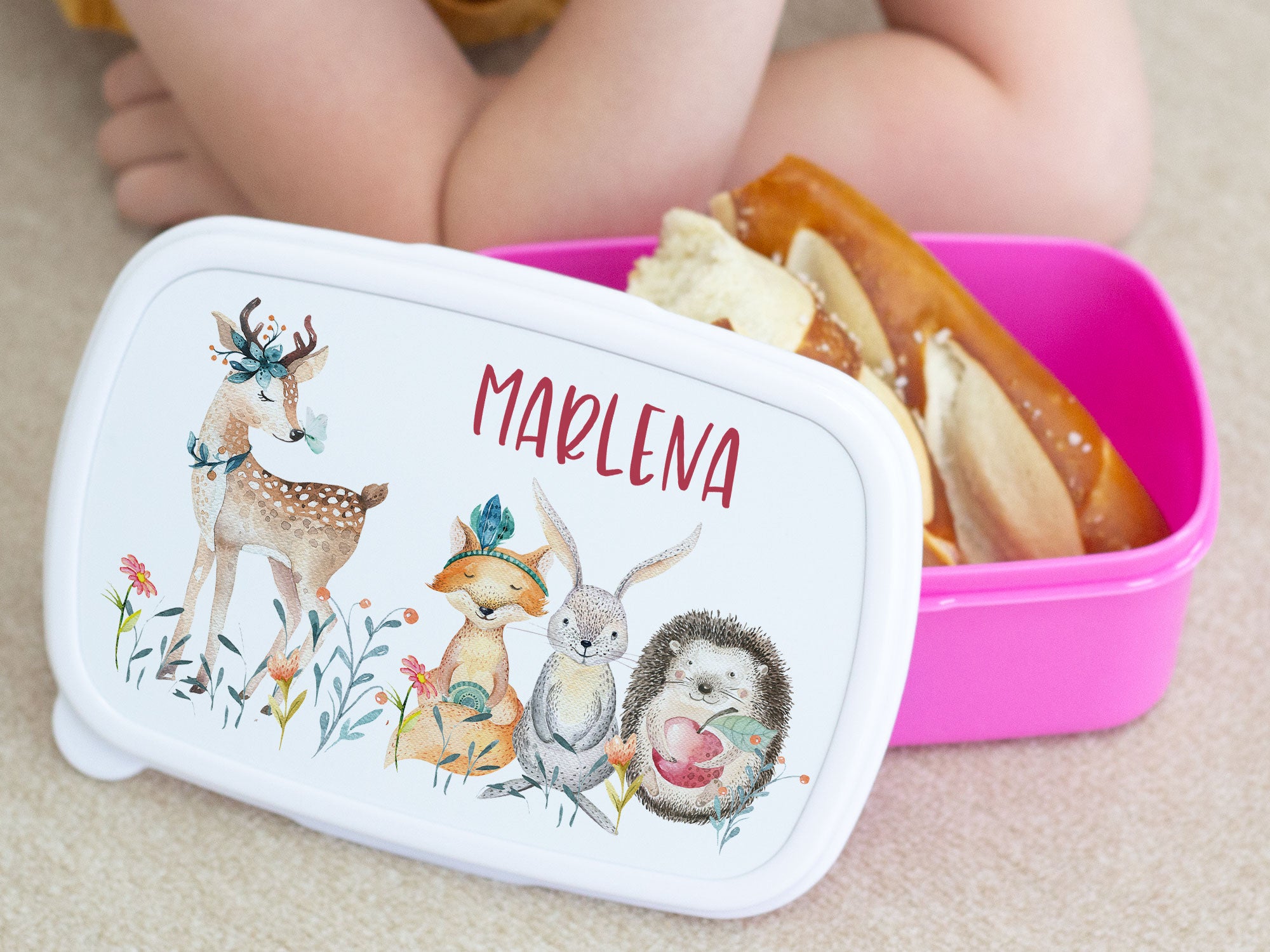 Bunte Brotdose mit Tieren und dem Namen "Marlena".