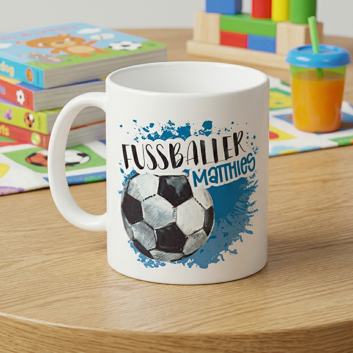 Tasse mit Fußballmotiv und Namen "Matthies" in Blau.