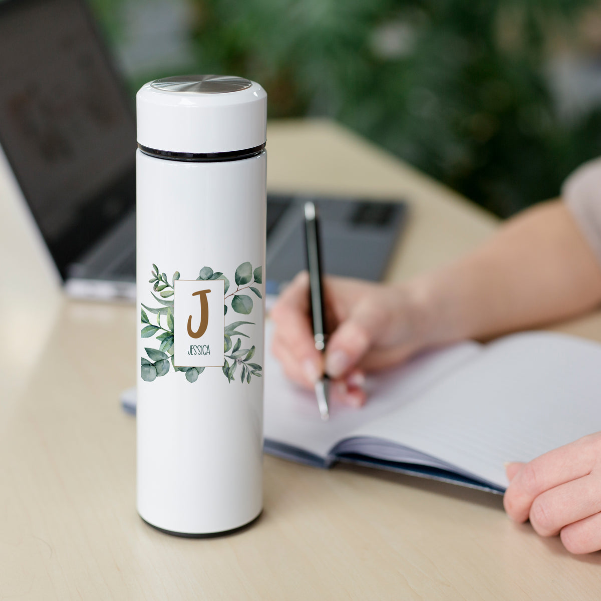 Weiße Thermosflasche mit grünem Blattdesign und Initiale J.