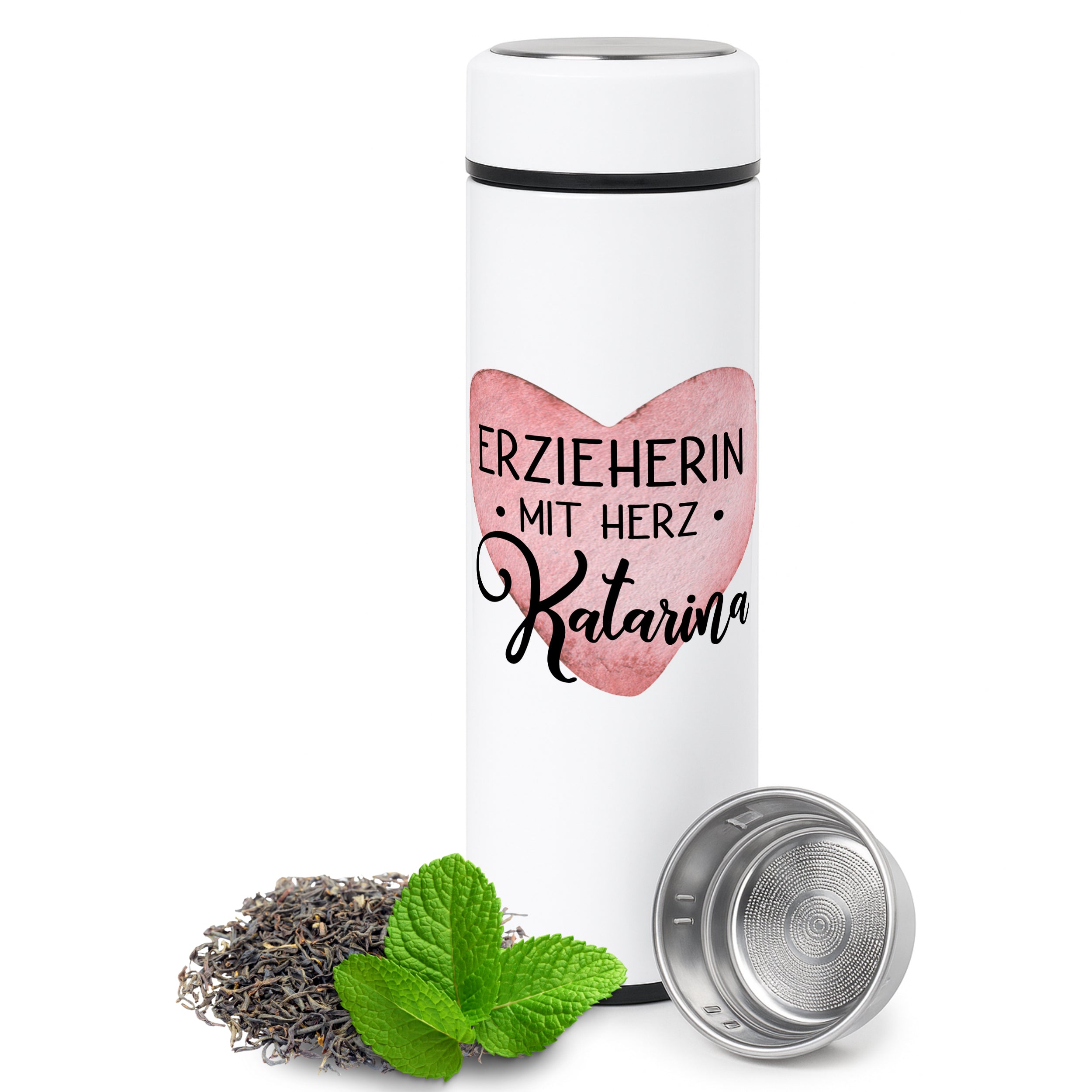 Weißer Thermobecher mit Herzmotiv und Teesieb.