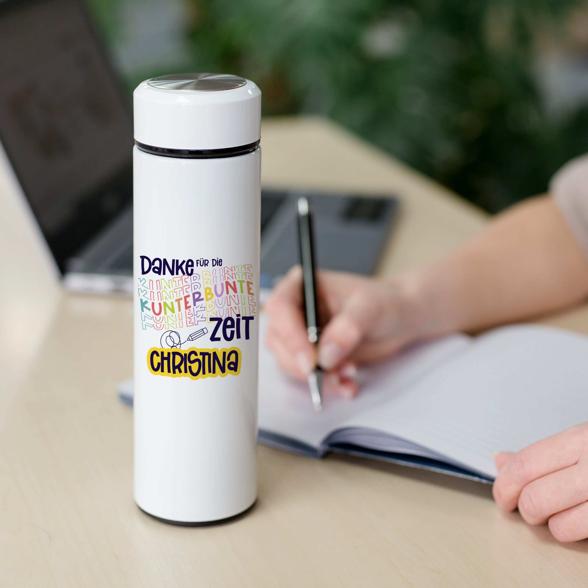 Weiße Thermosflasche mit buntem Text "Danke für die Zeit".