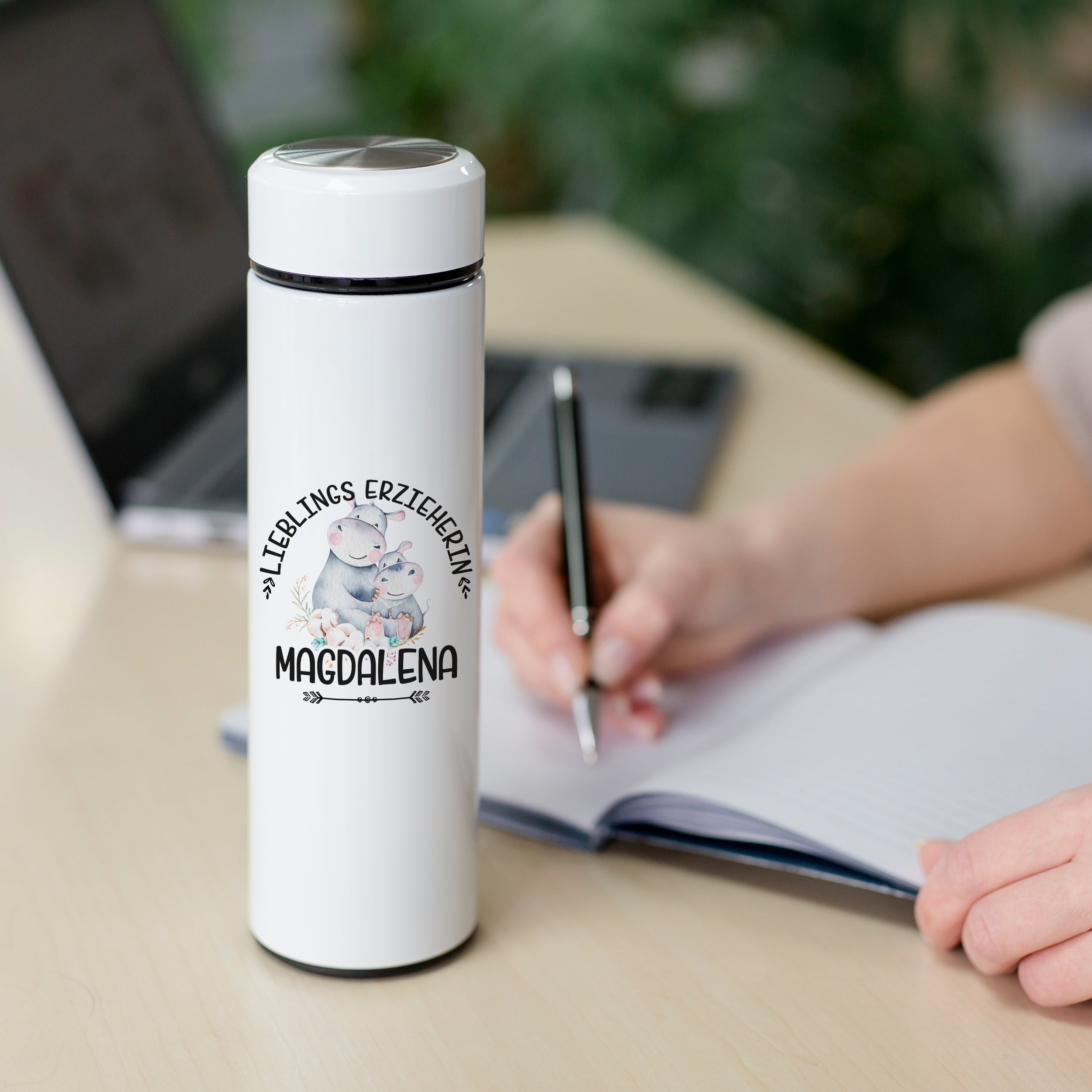 Weißer Thermobecher mit personalisiertem Namen "Magdalena".