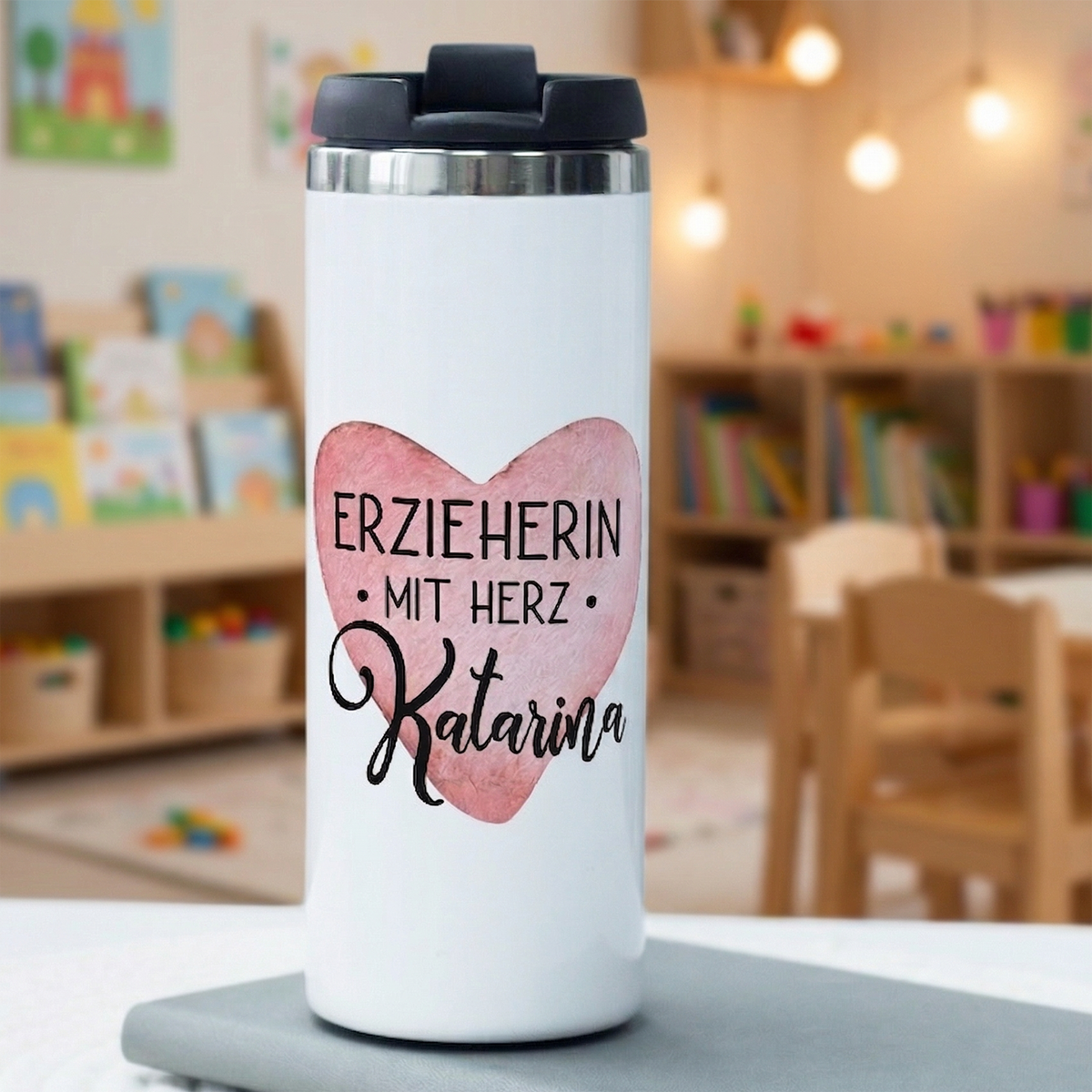 Weißer Thermobecher mit rotem Herz und Text.
