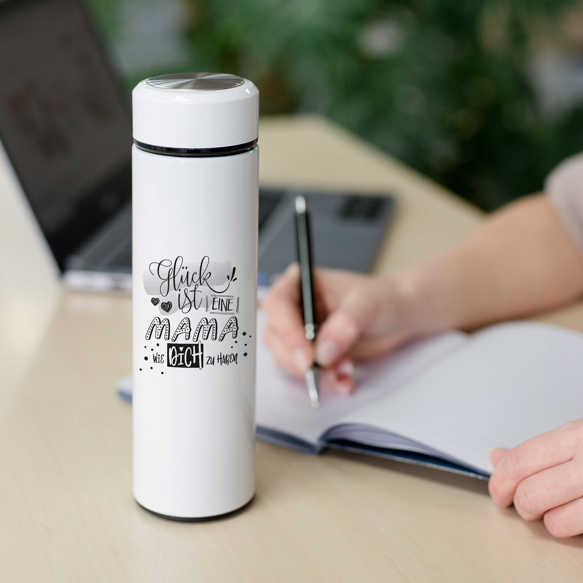 Weiße Thermosflasche mit schwarzem Schriftzug und Motiv.