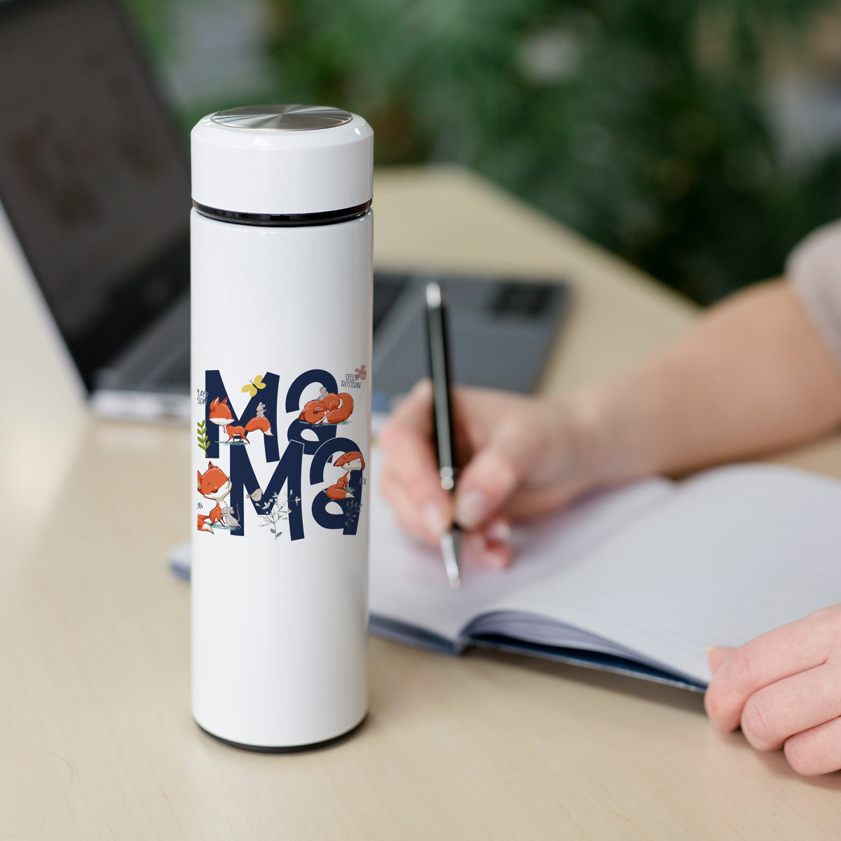 Weiße Thermosflasche mit buntem "Mama"-Design.
