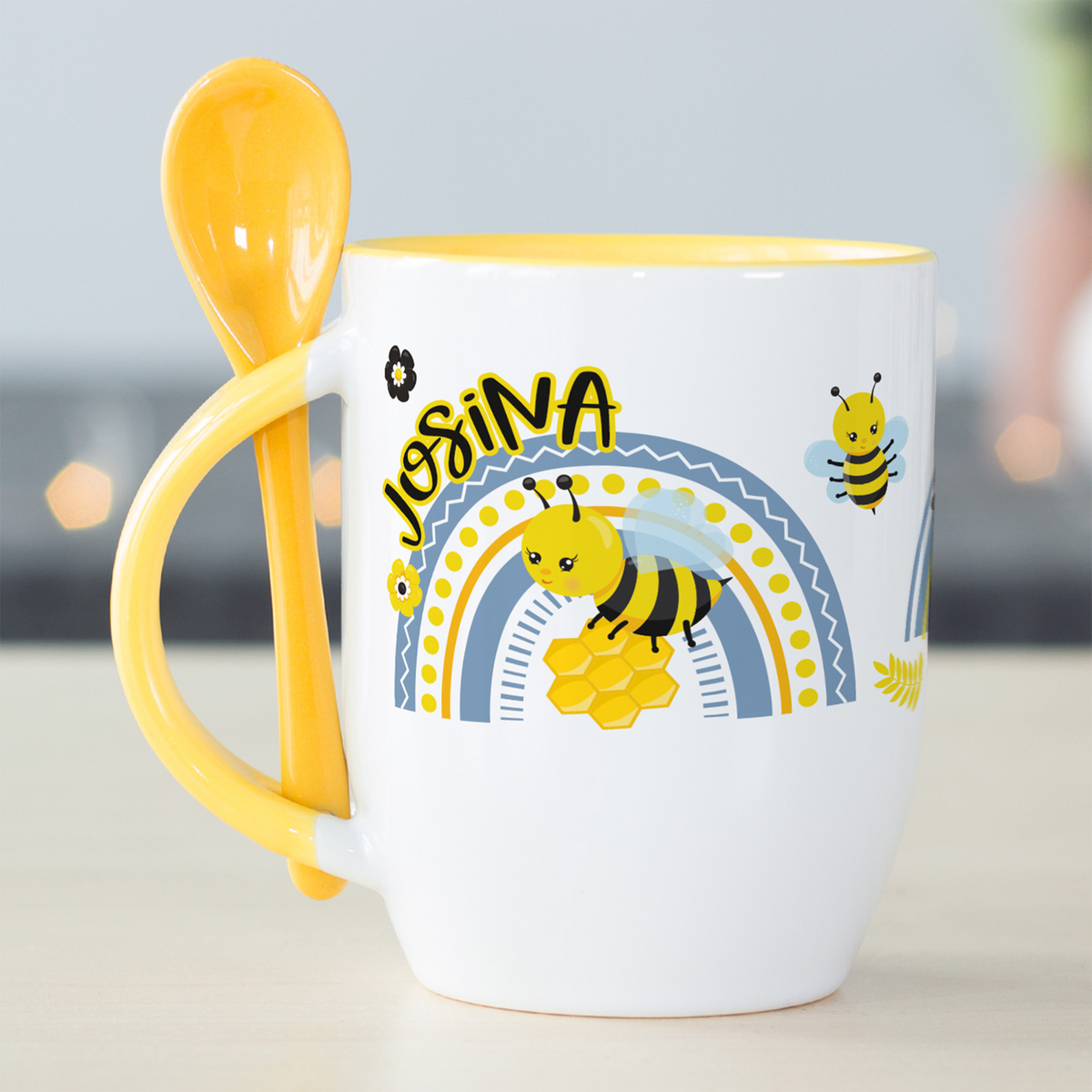 Tasse mit gelbem Henkel und Löffel, Bienenmotiv, personalisiert.