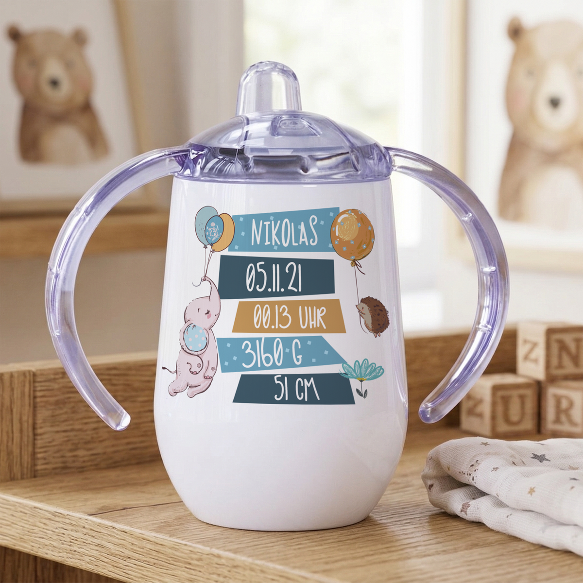 Weißer Becher mit lila Deckel und personalisierten Geburtstagsdaten.