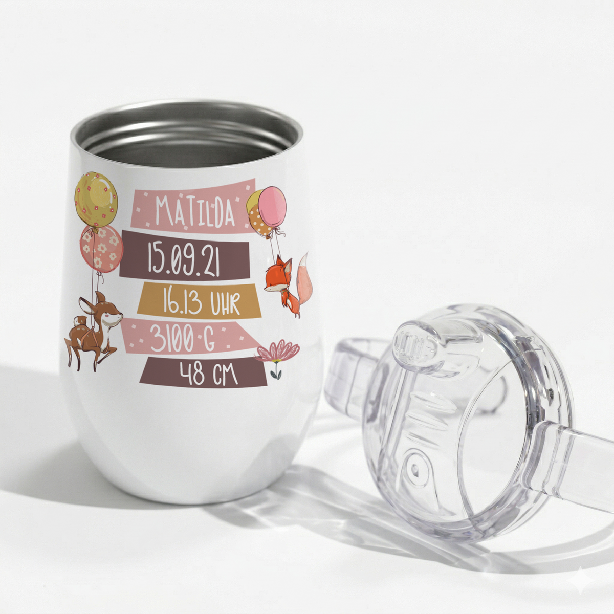 Weißer Edelstahlbecher mit buntem, personalisiertem Druck.